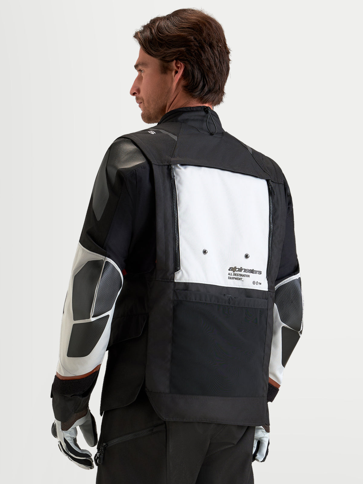 Alpinestars Harok V2 Drystar jacka, äventyrsmotorcykeljacka för herr i mörkgrå, isgrå och svart, med vikbar bakpanel och CE-certifierat skydd, ryggvy på modell