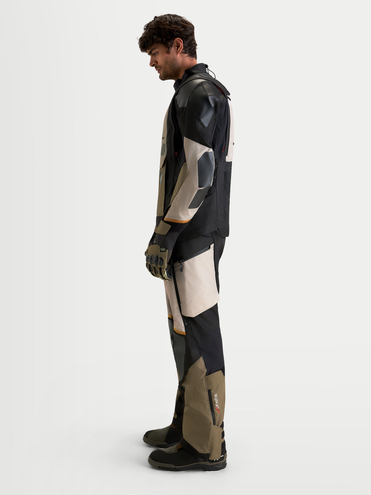 Alpinestars Harok V2 Drystar jacka, äventyrlig motorcykeljacka för herr i aluminiumgrått, brunt och svart, sidovy på manlig förare.