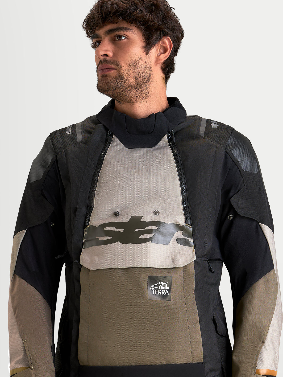 Alpinestars Harok V2 Drystar jacka, äventyrs-MC-jacka för herr i aluminium, brunt och svart, med modulär vattentät design och främre känguruficka, på modell