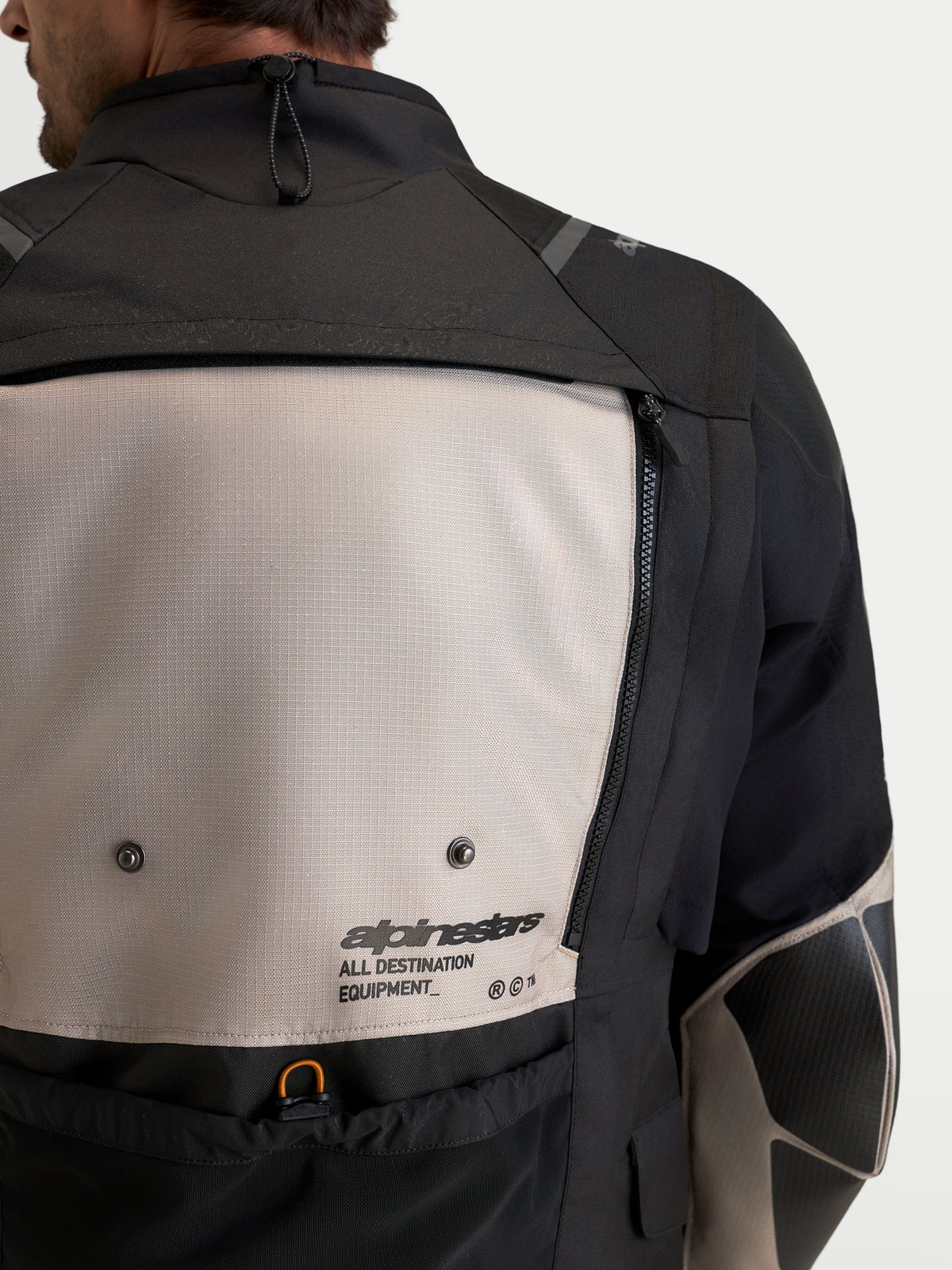 Alpinestars Harok V2 Drystar jacka, äventyrs-MC-jacka för herr, vy bakifrån som visar en aluminium- och svartspräcklig modulär ventilationspanel, ripstop-konstruktion samt Alpinestars-logotyp