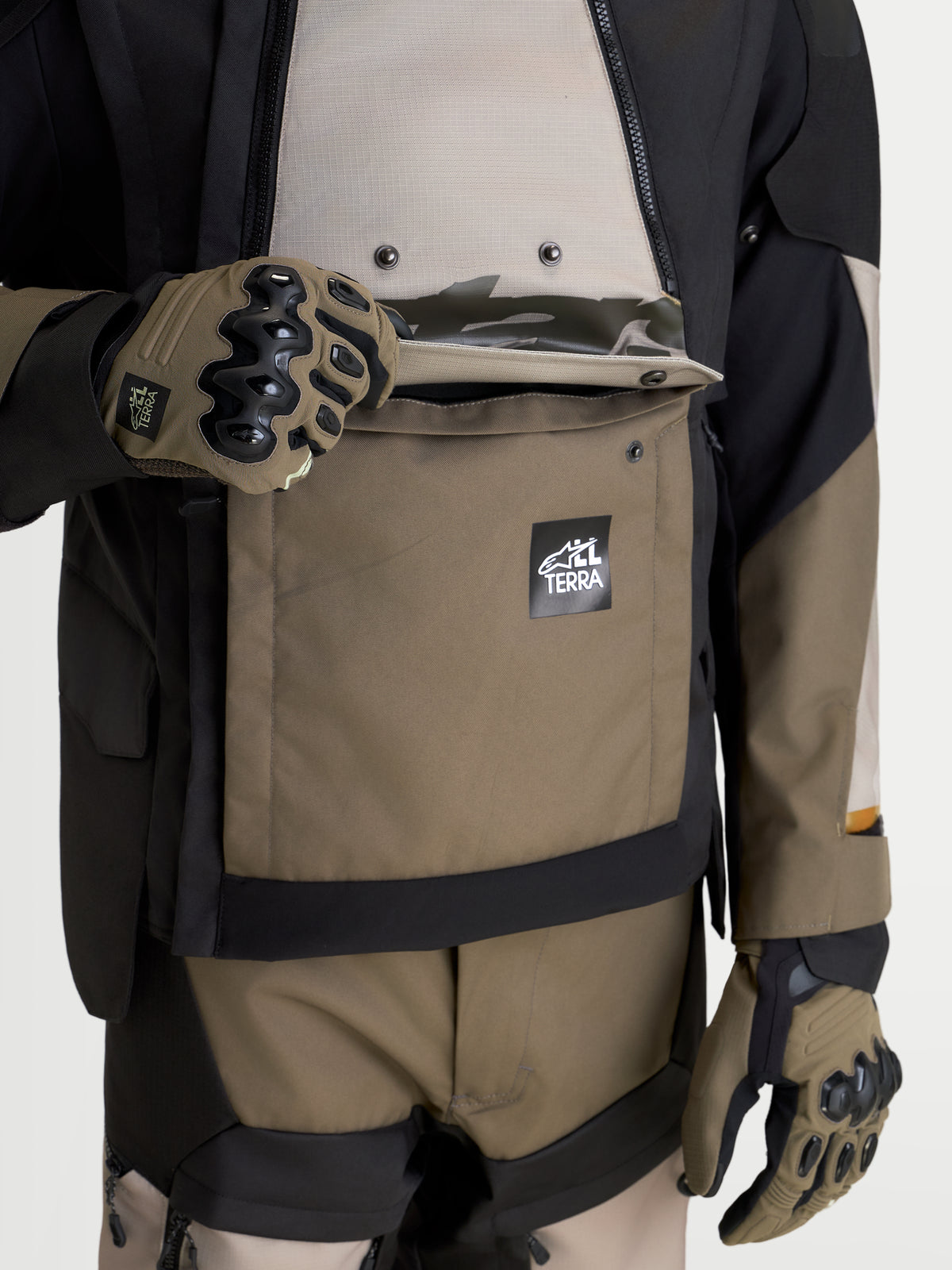Alpinestars Harok V2 Drystar jacka, äventyrs-motorcykeljacka för herr i aluminium, valnöt och svart, med vattentät känguruficka med Alpinestars All Terra-logotyp och skyddande MC-handskar