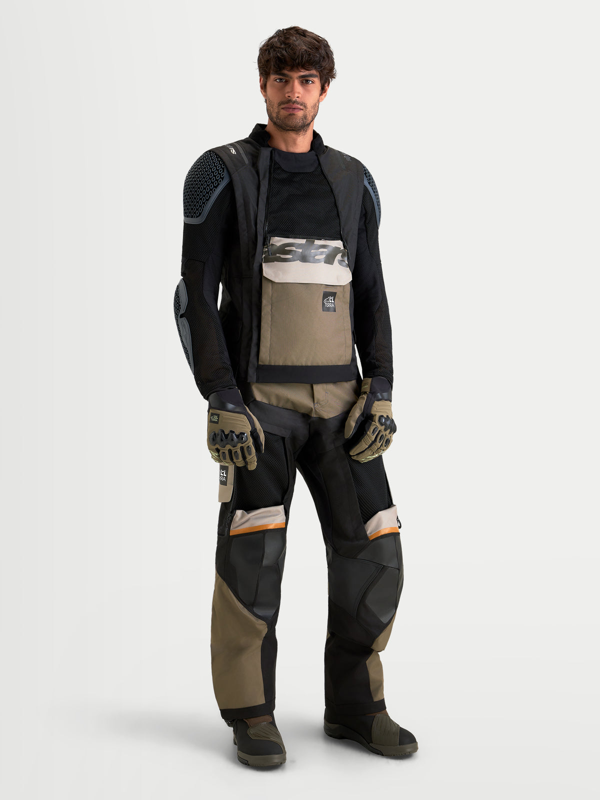 Alpinestars Harok V2 Drystar jacka, äventyrs-MC-jacka för herr i aluminium, brunt och svart, med modulärt ventilerat chassi och vattentät konstruktion som bärs av en manlig modell.