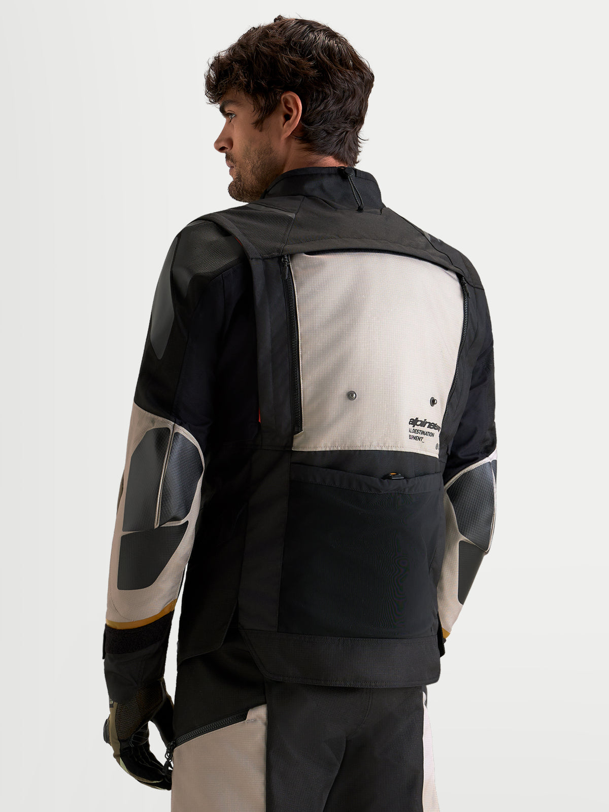 Alpinestars Harok V2 Drystar jacka, äventyrs-MC-jacka för herr, aluminiumfärgad, brun och svart, vy bakifrån som visar modulära ventilationspaneler och slitstark textildesign