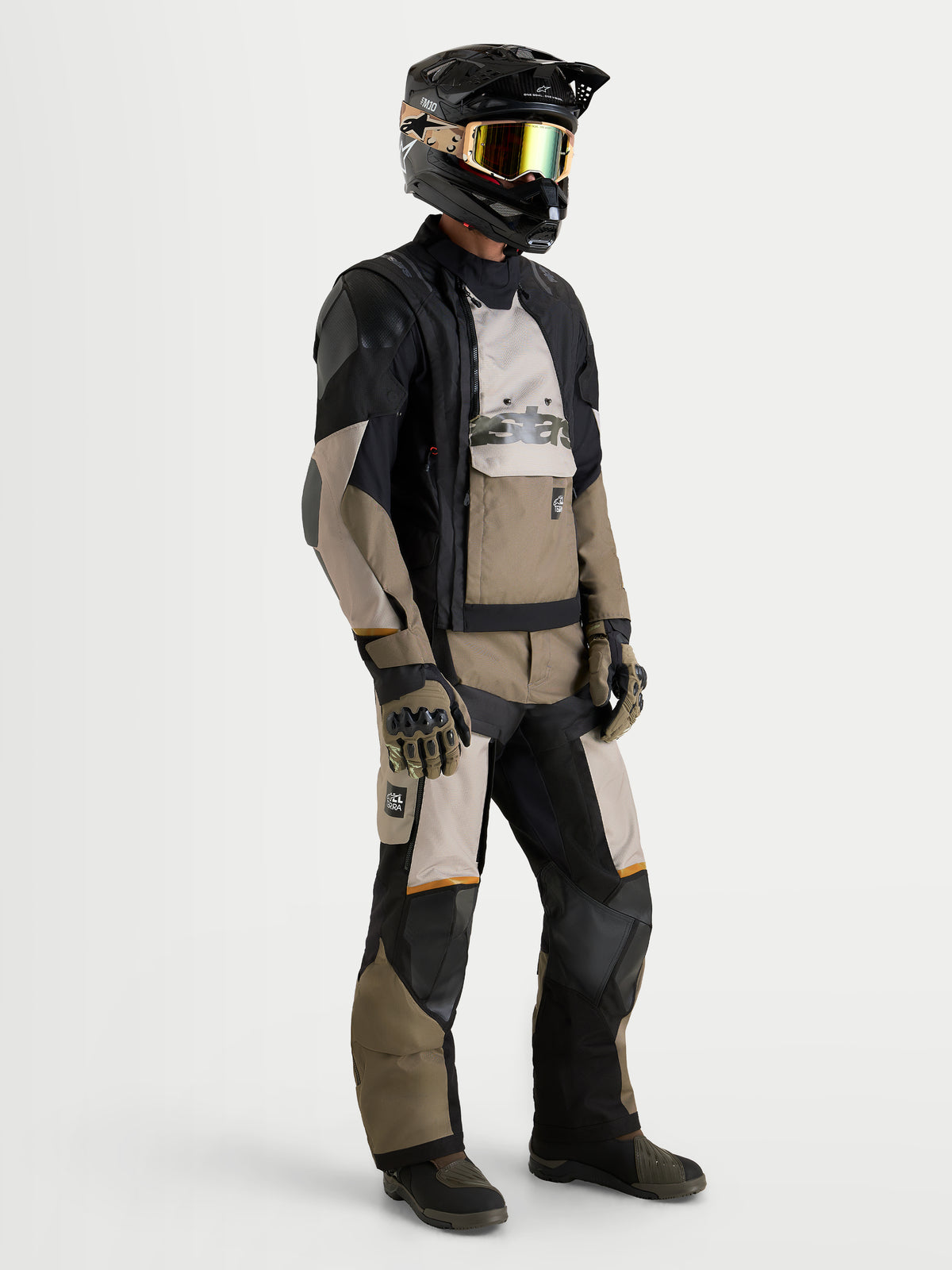 Alpinestars Harok V2 Drystar jacka, äventyrsmotorcykeljacka i textil för herr, aluminiumgrå, brun och svart, bärs av en förare med matchande hjälm och byxor