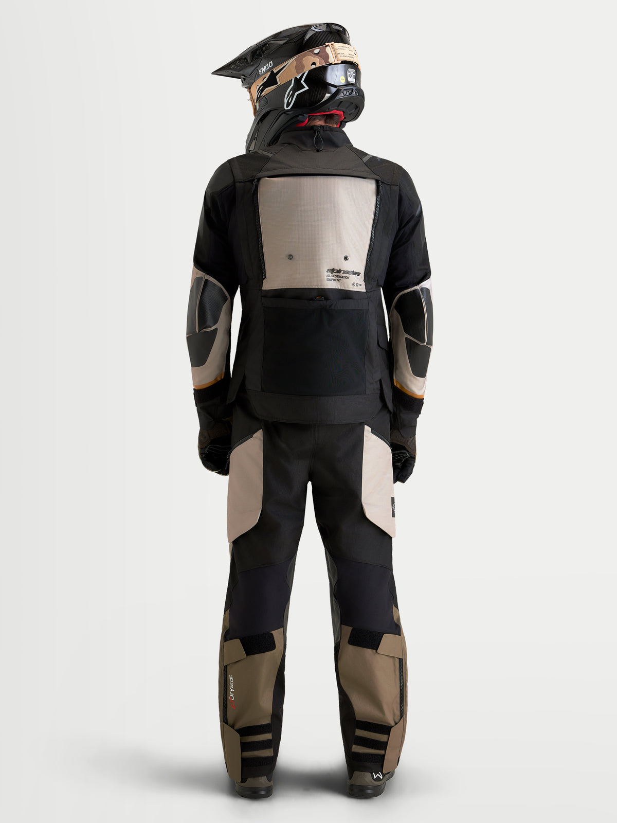 Alpinestars Harok V2 Drystar jacka, äventyrs-MC-jacka för herr i aluminium, valnöt och svart, vy bakifrån av en förare iförd allterrängjackan och matchande utrustning med hjälm