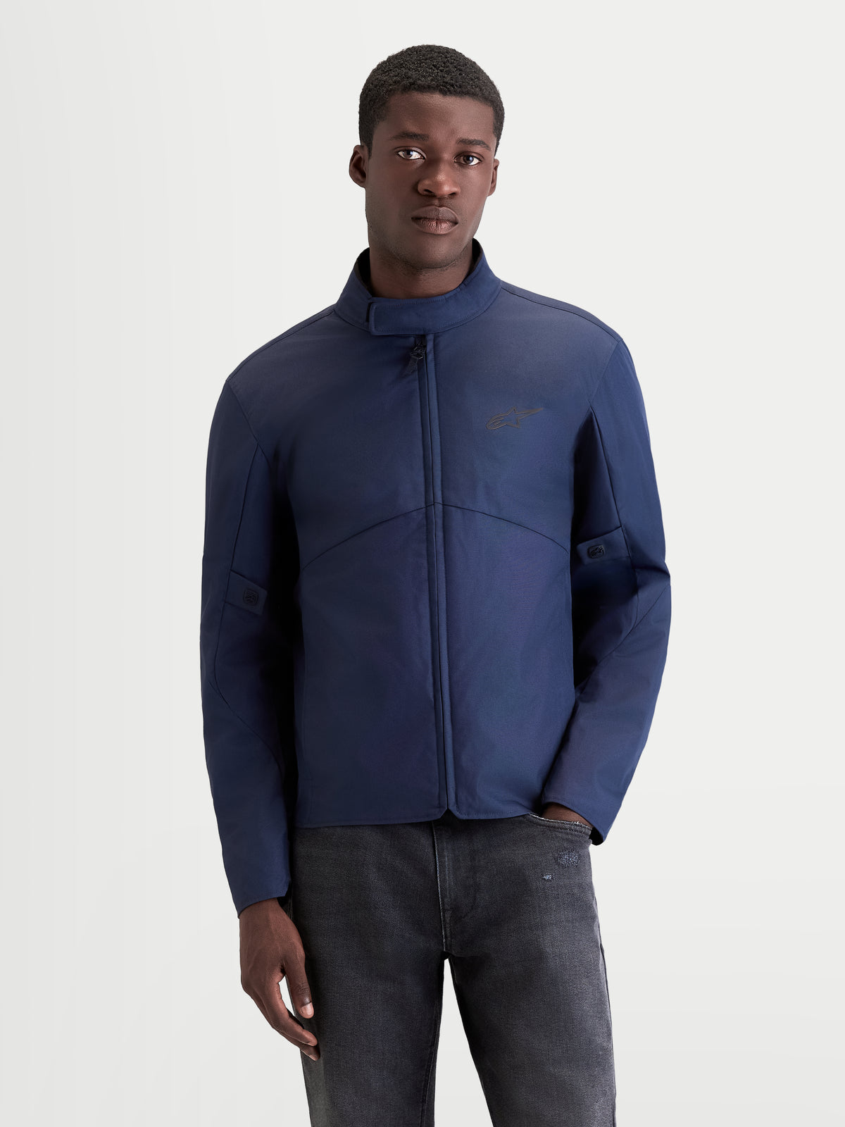 Alpinestars C-1 Waterproof jacka, mörkblå urban motorcykeljacka för herr, framifrån på modell som visar den vattentäta konstruktionen och kragen med mjuk finish
