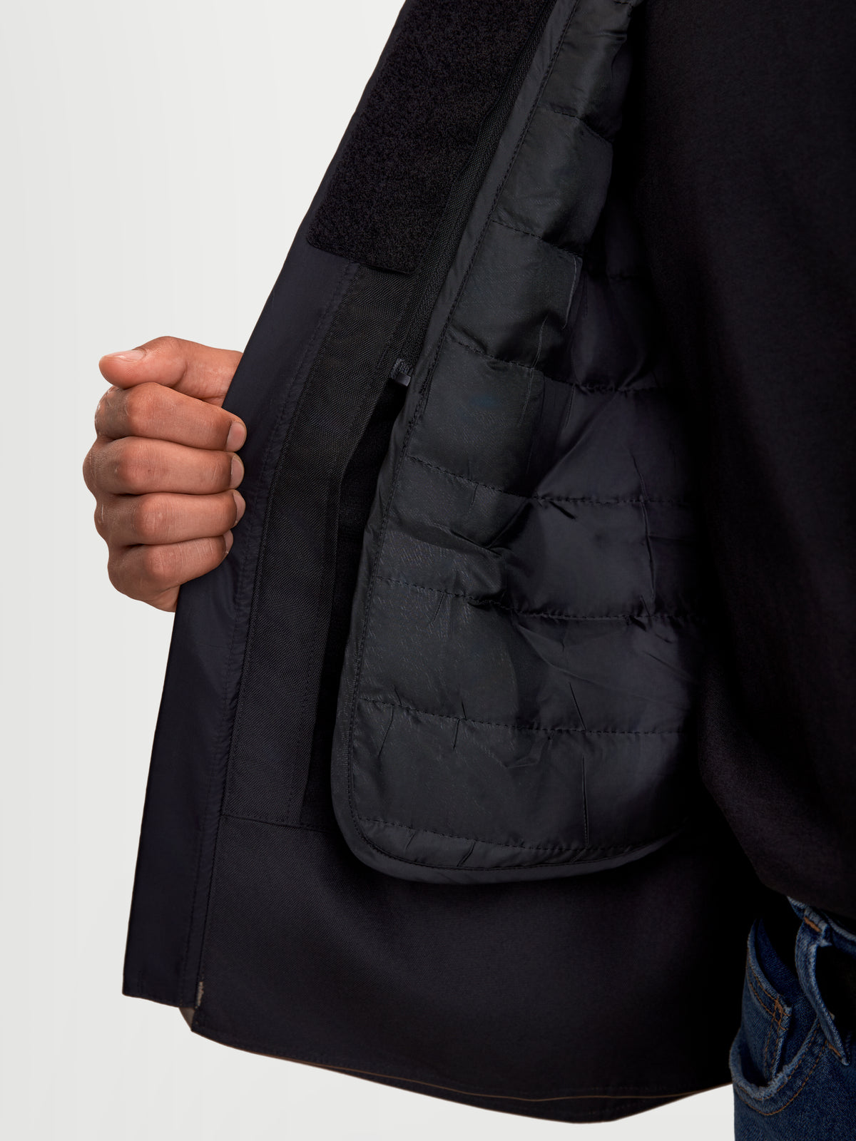 Alpinestars C-1 Waterproof Jacka, urban motorcykeljacka för herr, valnötsvart, närbild som visar den inre avtagbara termovästen och svetsad vadderingskonstruktion