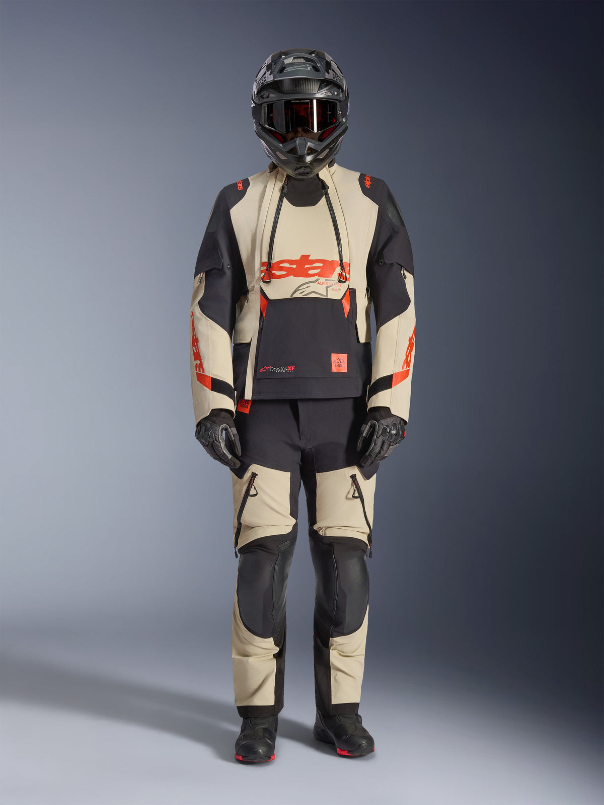 Alpinestars Halo Pro Drystar® XF laminerad jacka, äventyrsmotorcykeljacka, Mastic Black, beige och svart med orangea detaljer, bärs med matchande byxor, hjälm och handskar, teknisk design med vattentäta dragkedjor och modulära paneler för terräng- och landsvägskörning