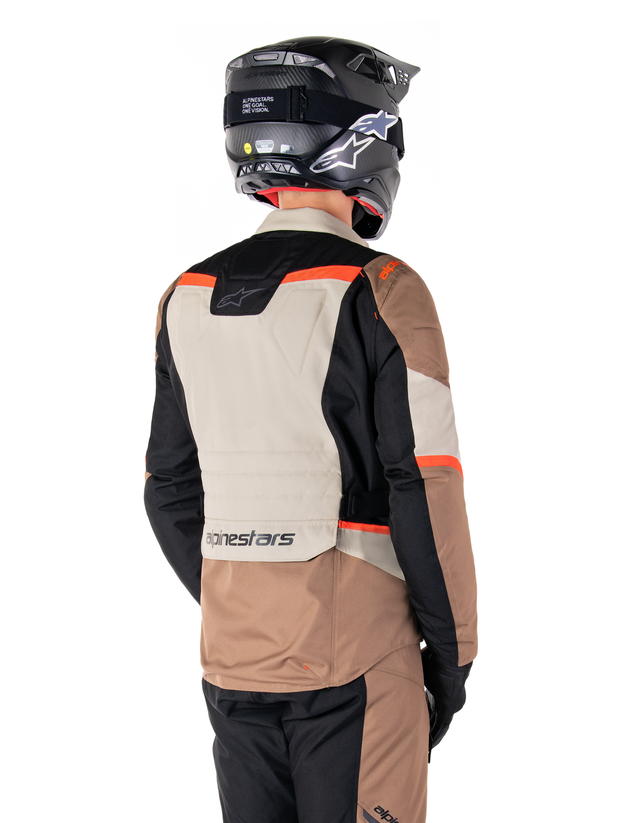 Alpinestars ST-1 Waterproof Jacket, adventure touring-jacka, Dark Khaki Sand Black Red Fluo, ryggvy som visar färgblockerade textilpaneler, fluorescerande röda detaljer och Alpinestars-logotyp på nedre ryggen, bärs av en förare med svart hjälm.
