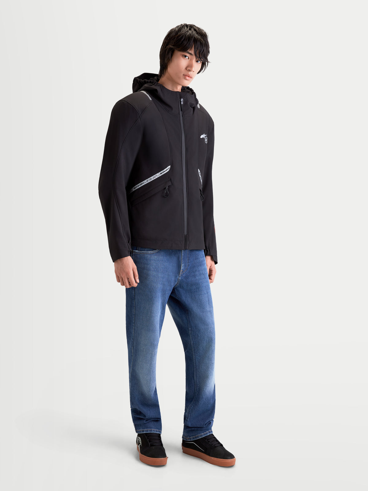 Alpinestars C 5 Drystar jacka, svart motorcykeljacka för herr med vattentät softshell-konstruktion, integrerad huva och reflexdetaljer, bärs av en modell