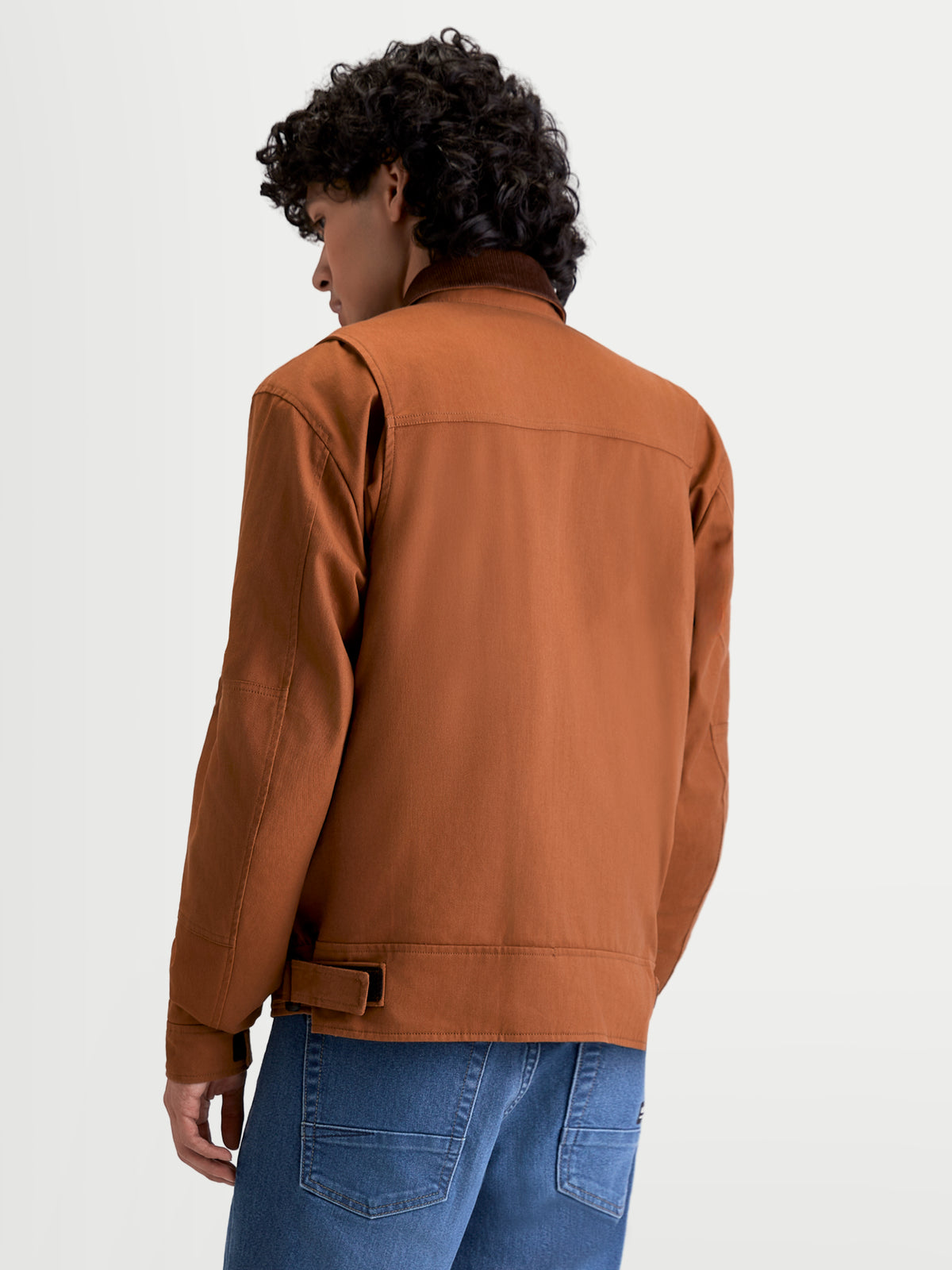 Alpinestars Mustang WP jacka, samtida urban motorcykeljacka för herr i mörkrost och mörkbrunt, vy bakifrån på modell som visar stretch twill-konstruktion i arbetsklädsstil och axelkilskonstruktion