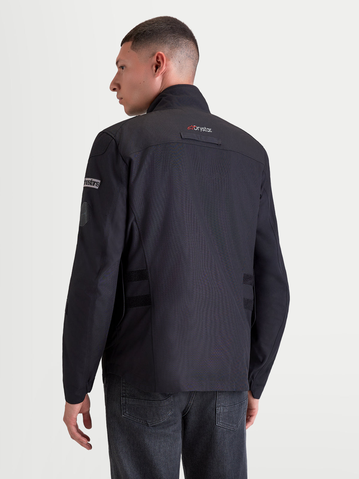 Alpinestars Altan Drystar jacka, svart motorcykeljacka för herr med Drystar-teknologi och hög krage, vy bakifrån på modell