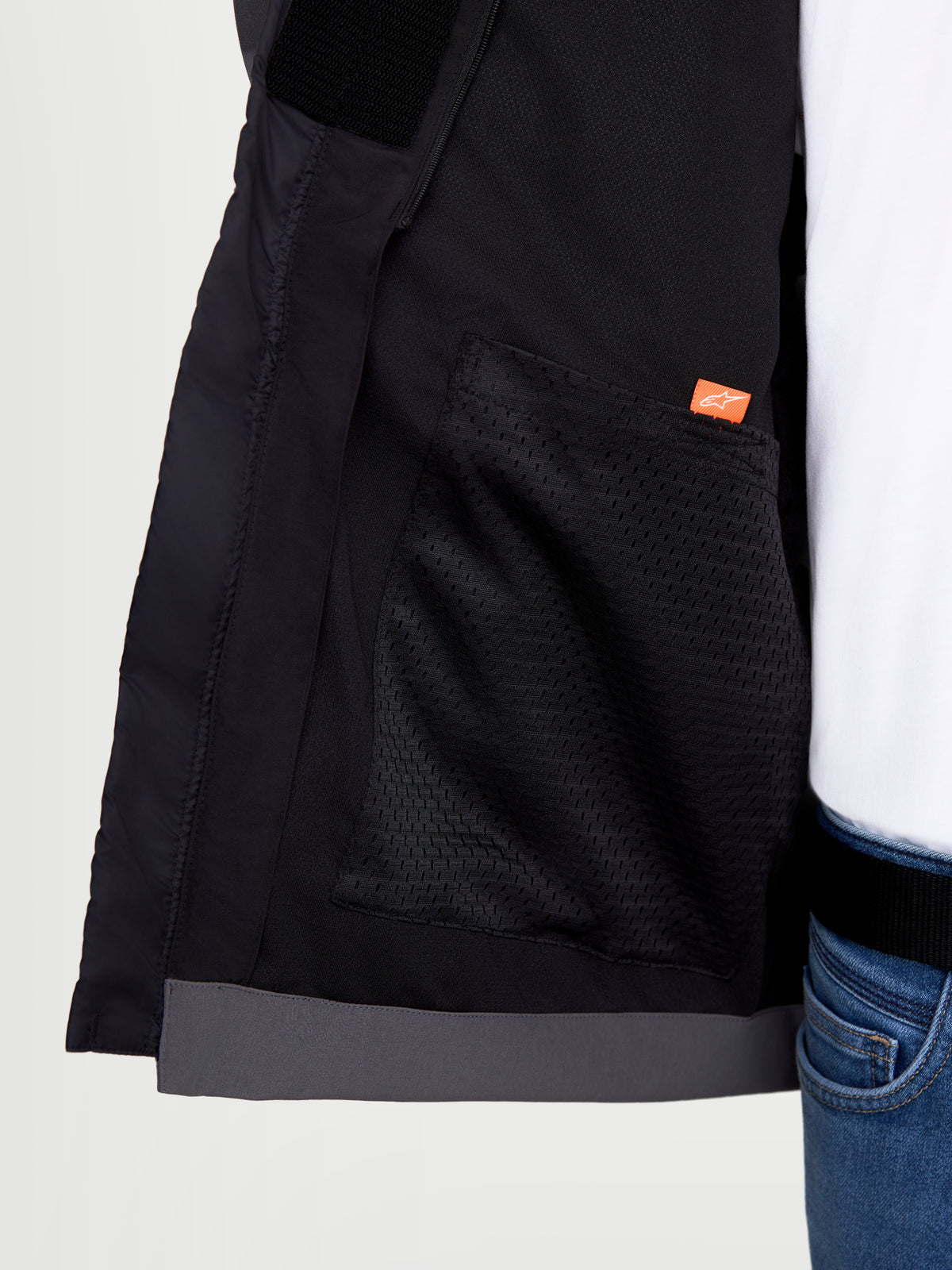 Alpinestars Therma Tech WP jacka, urban MC-jacka, närbild på insidan med meshficka och logotypdetalj, svart och mörkgrå, softshell-konstruktion