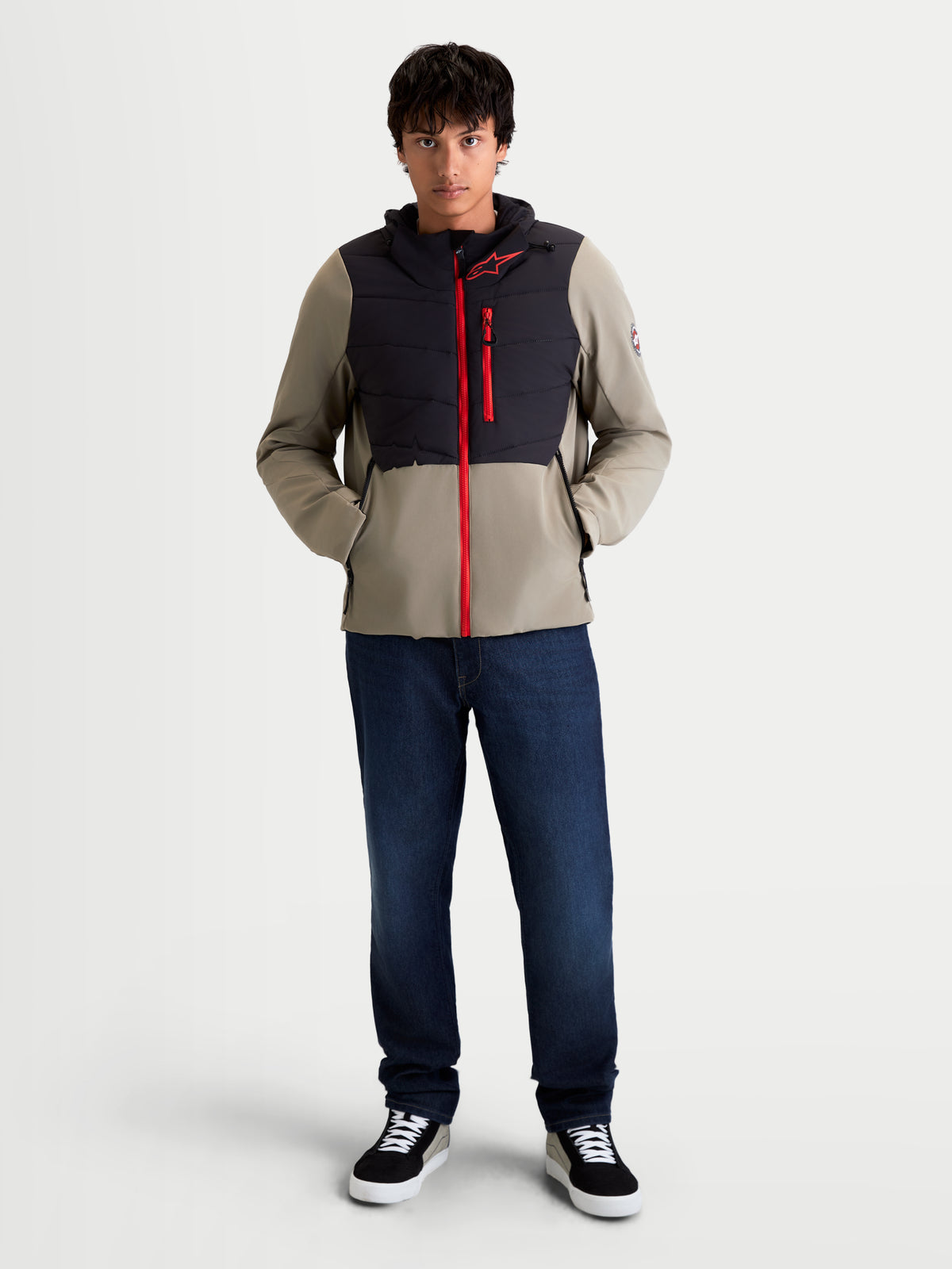 Alpinestars Therma Tech Wp jacka, modern vattentät motorcykeljacka för herr i svart och vetiver, framifrån på modell som bär den isolerade jackan med röd dragkedja