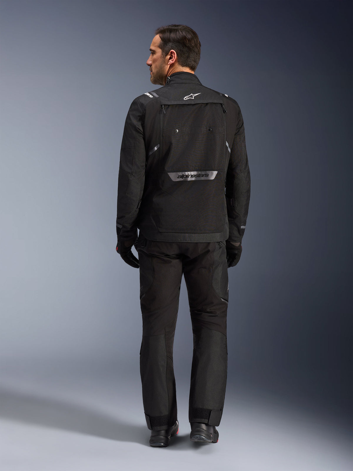 Alpinestars Cusco Drystar® jacka, svart äventyrstouringjacka för herr i textil, vy bakifrån med reflexdetaljer.