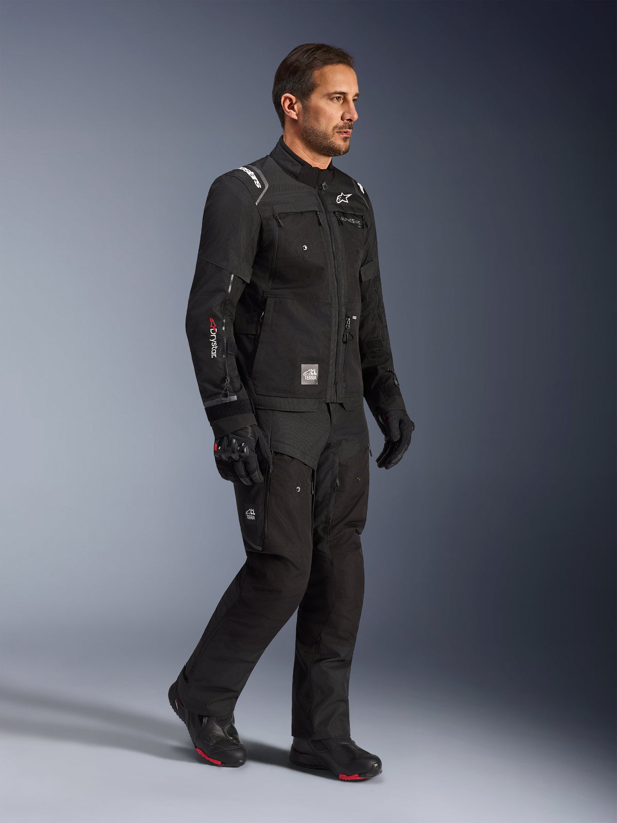 Alpinestars Cusco Drystar® jacka, svart motorcykeljacka för adventure touring för herr, vattentät textil, Tech-Air® Ready, design med flera fickor.