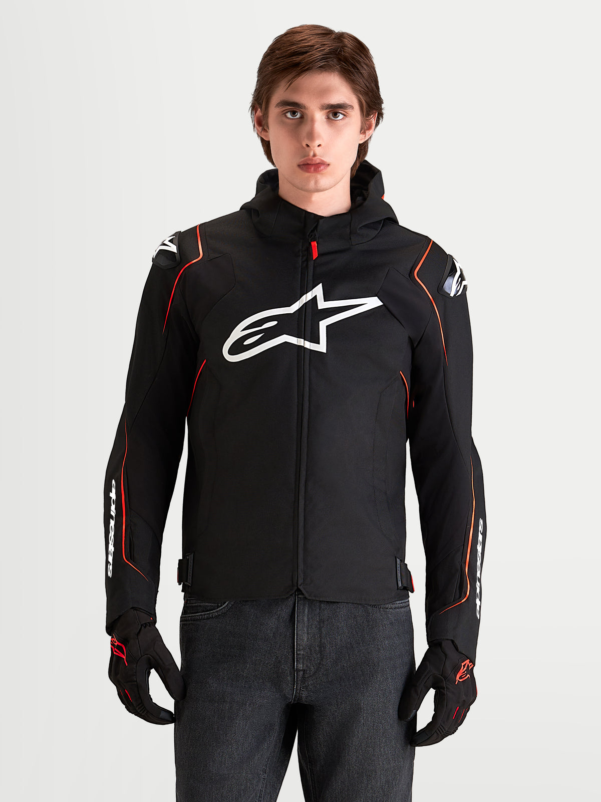 Alpinestars Zaca V 2 Waterproof jacka, svart och röd motorcykeljacka för herr, DFS-axelskydd, vit Astar-logotyp på bröstet, på modell i studio
