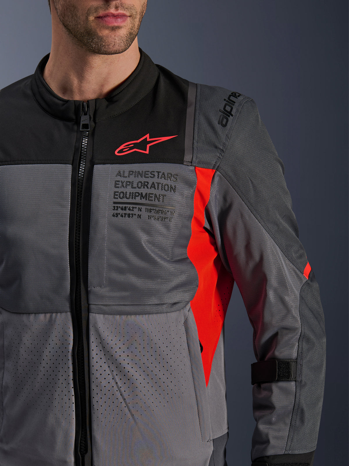 Alpinestars ST-2 Air jacka, mc-textiljacka för herr, grå och röd, ventilerande meshpaneler och laserperforeringar.