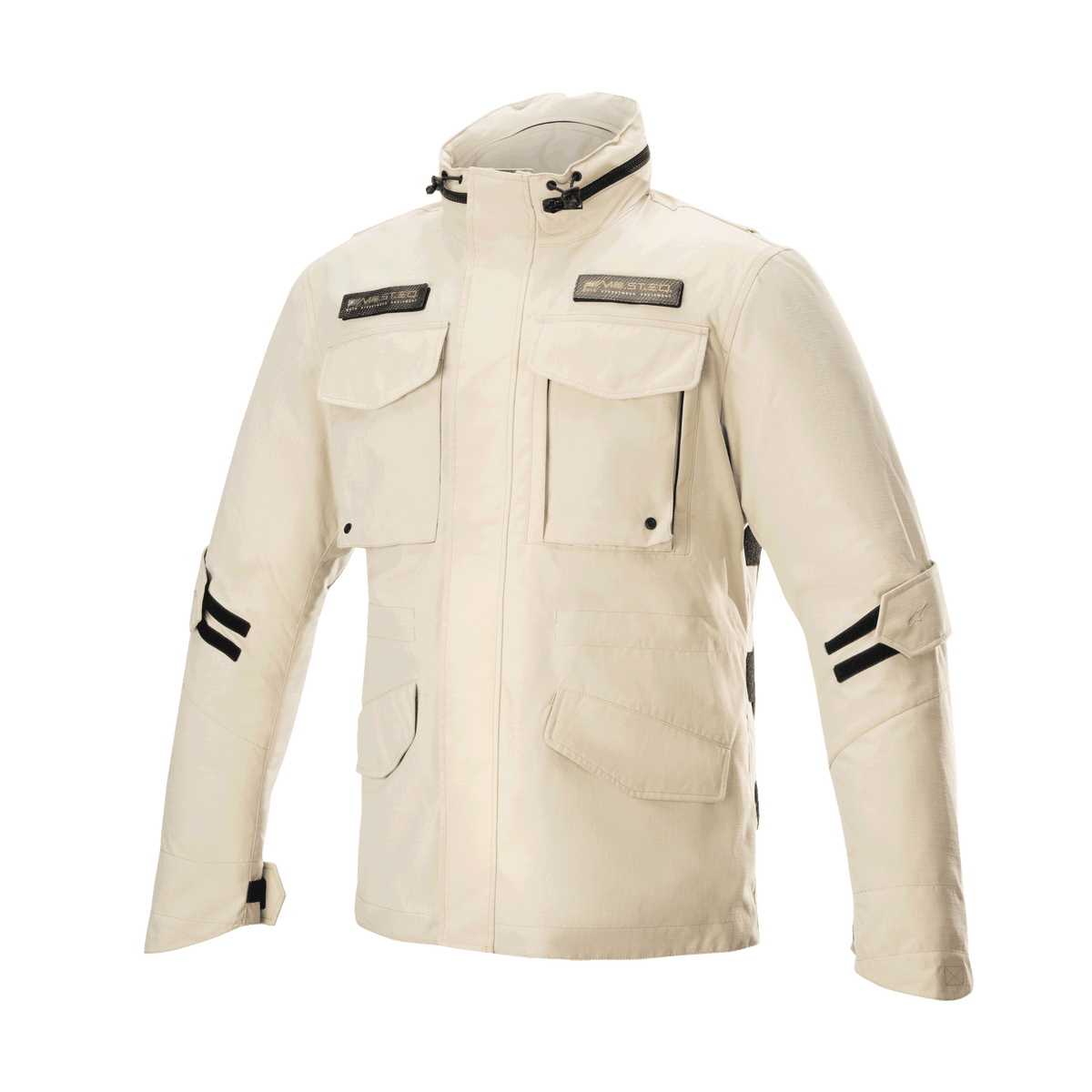 Alpinestars MO.ST.EQ Field Waterproof Primaloft jacka, Sand Military, urban motorcykeljacka med fyra framfickor med lock, hög krage och svarta justerbara remmar på ärmarna, modern streetwear-design med vattentät ripstop-konstruktion