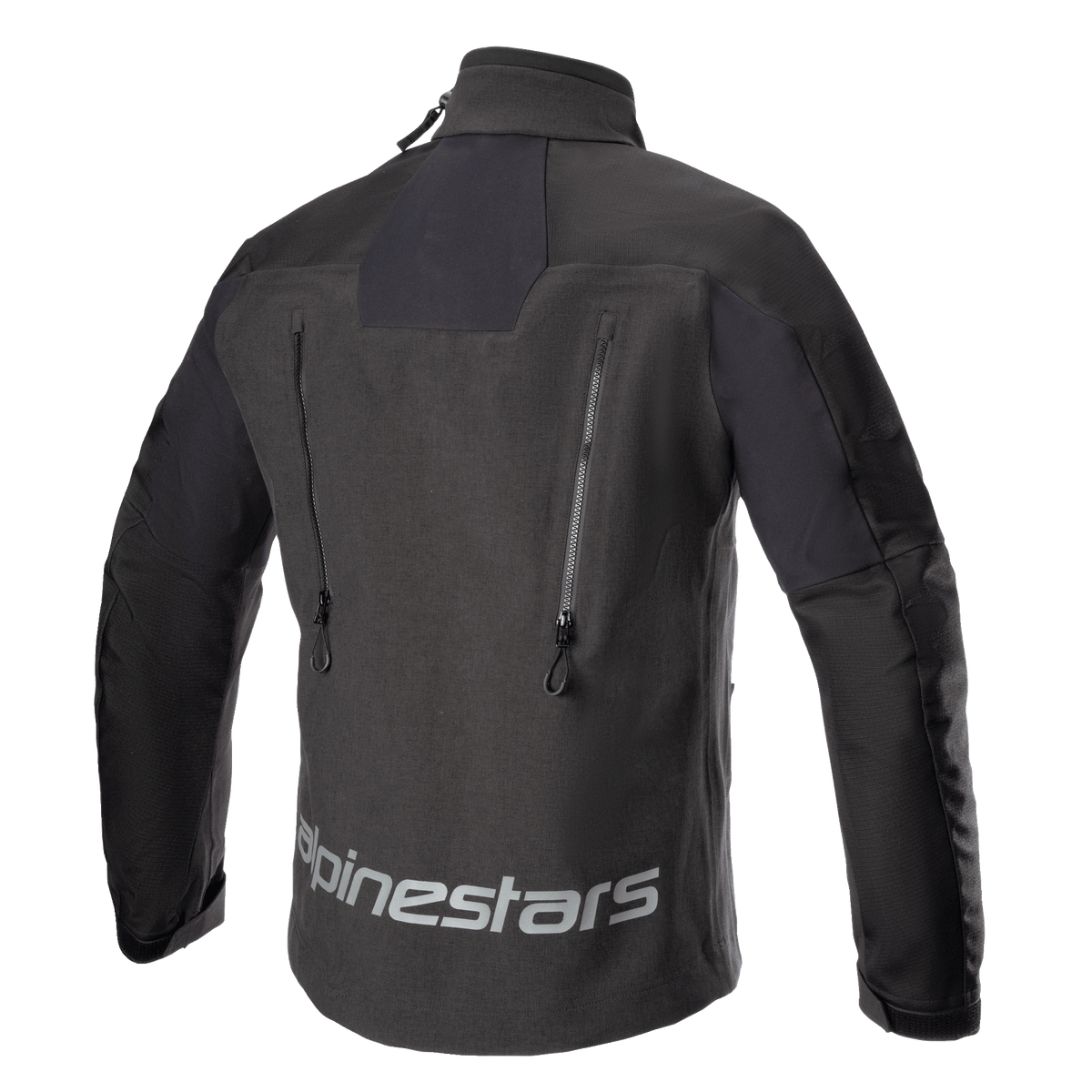Alpinestars Hyde XT Drystar® XF-jacka, motorcykeljacka, svart, vy bakifrån med en stor reflekterande Alpinestars-logotyp över nedre delen av ryggen, dubbla vertikala ventilationsöppningar med dragkedjor och strukturerade ripstop-paneler