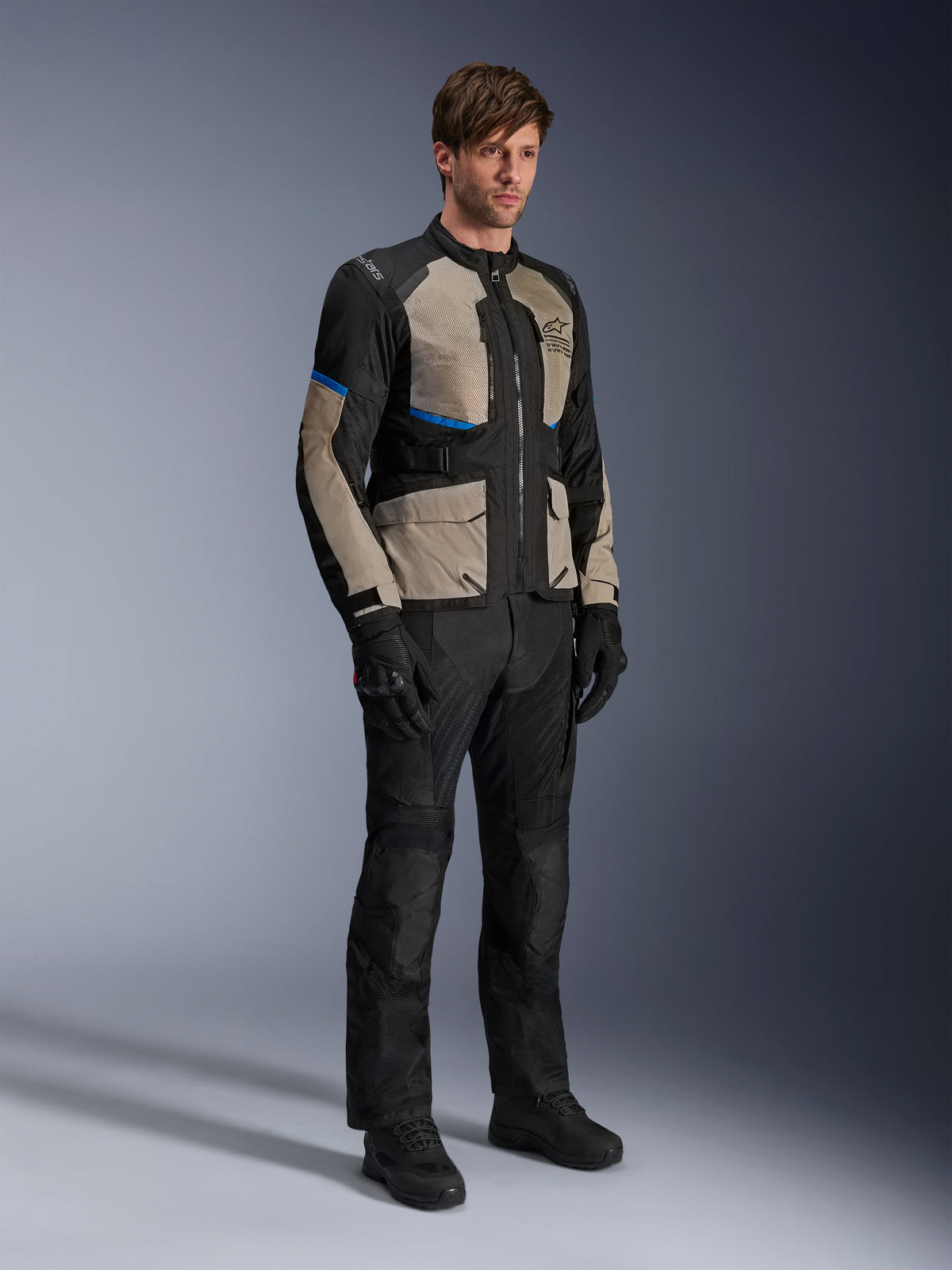 Alpinestars Andes Air Drystar®-jacka, MC-touringjacka, Black Laurel Gray och Bright Blue, bärs med matchande körbyxor och handskar, med omfattande nätpaneler för luftflöde och en väganpassad passform, adventure touring-utrustning