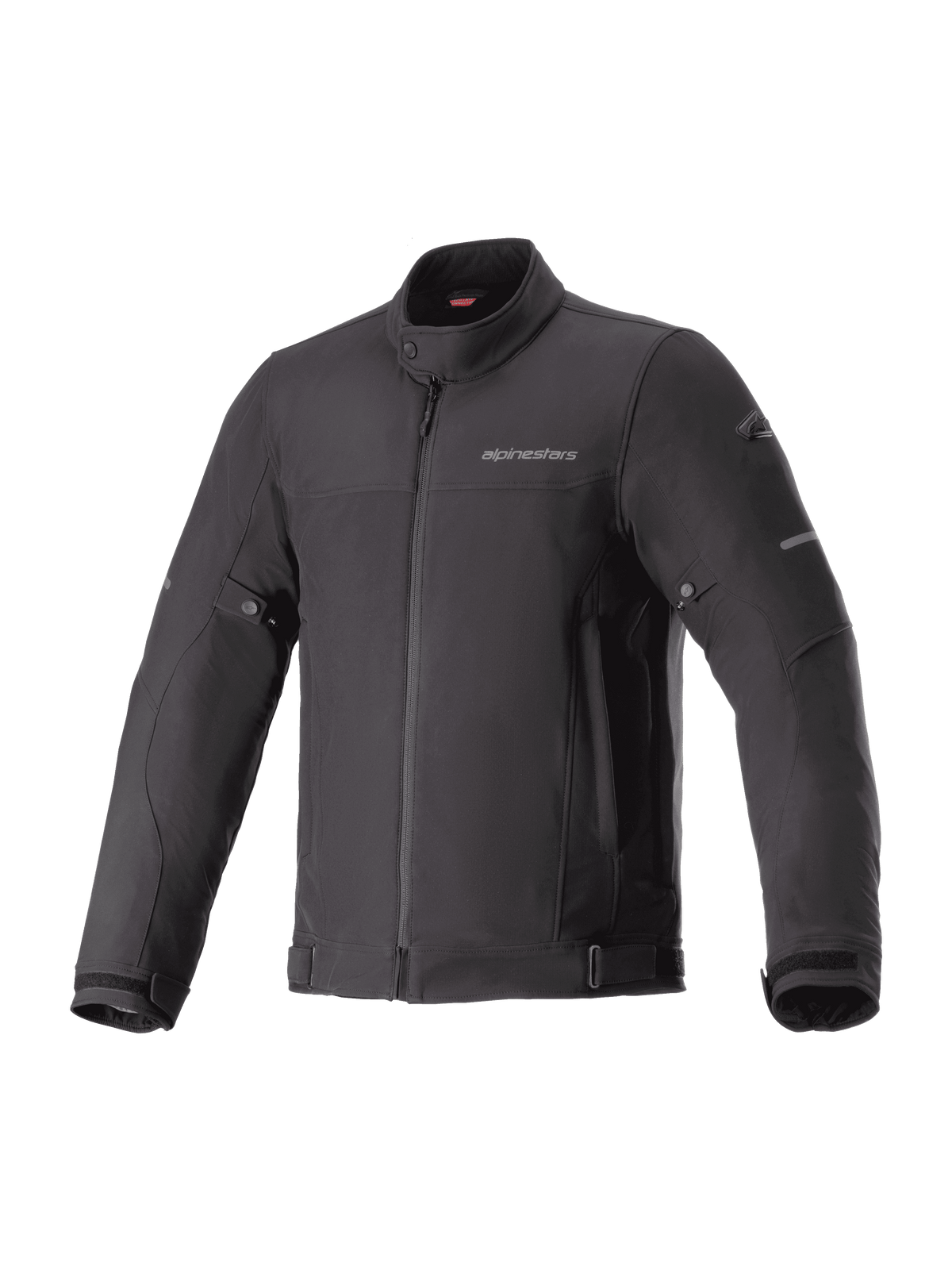Alpinestars Husker Waterproof Jacket, svart urban motorcykeljacka, softshell-material med hög densitet, hög krage med tryckknapp, hel dragkedja framtill, justerbara remmar vid midja och ärmslut, diskret logotyp på bröstet och reflekterande detaljer på ärmarna