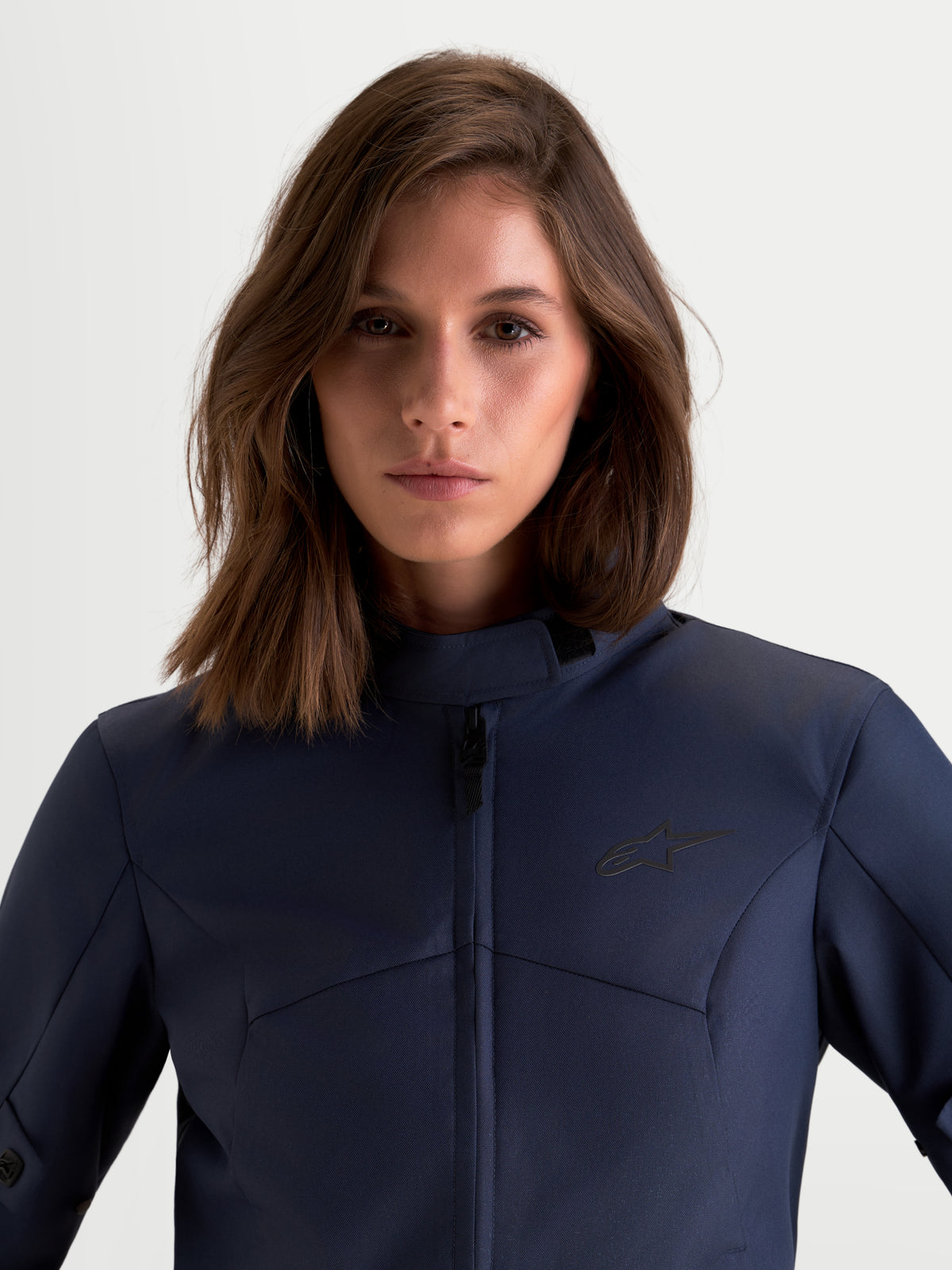 Alpinestars Stella C-1 Waterproof jacka, dammotorcykeljacka i indigoblå, närbild framifrån som visar textilkonstruktion och hög krage på en modell
