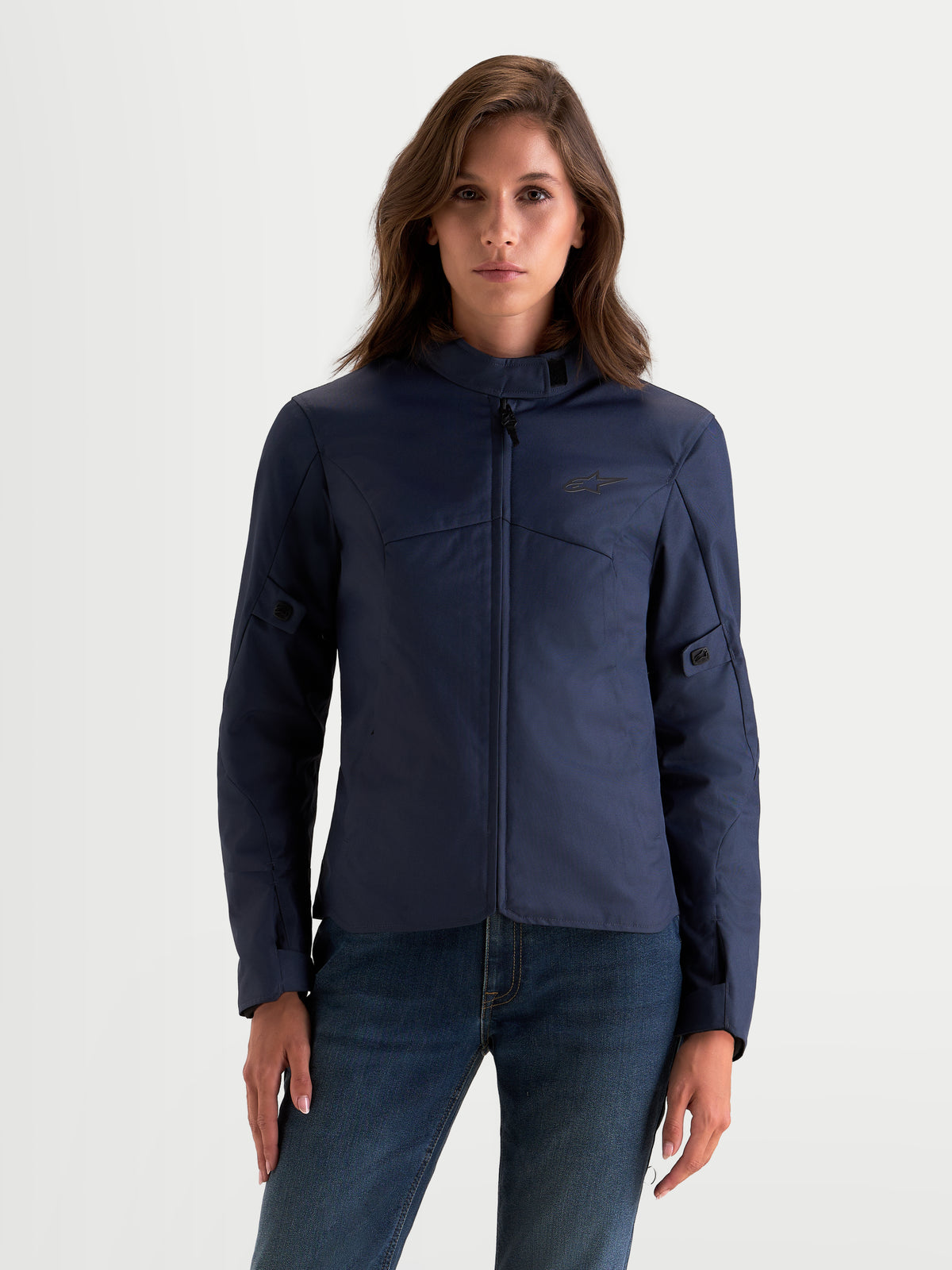 Alpinestars Stella C-1 Waterproof jacka, dam-motorcykeljacka för stadskörning i mörkblått, framifrån på modell som bär vattentät skyddsutrustning