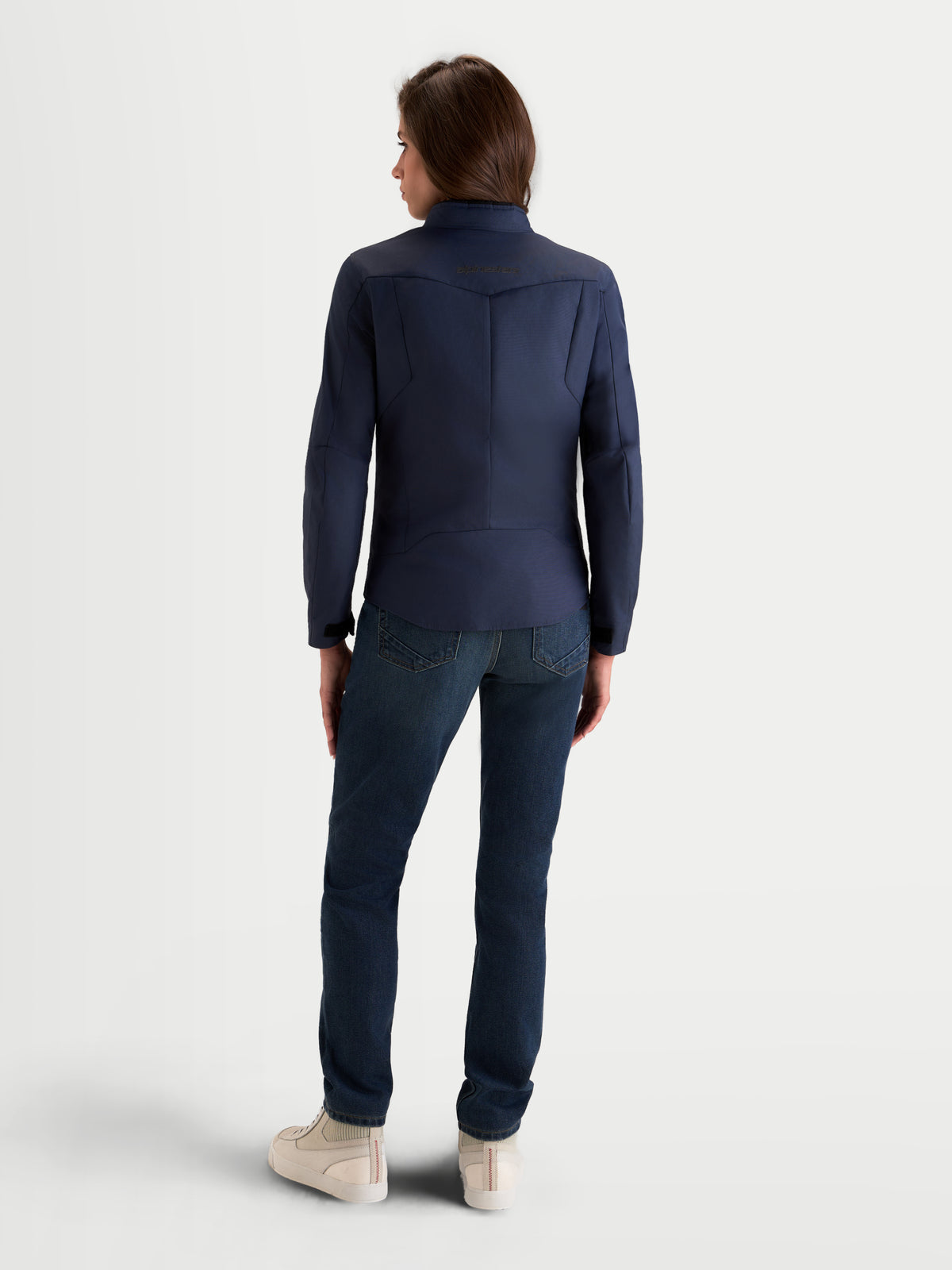 Alpinestars Stella C-1 Waterproof Jacka, dam motorcykeljacka för urban körning i marinblått, vy bakifrån som visar 3D-ryggkonstruktion och vattentät skyddsutrustning som bärs av en modell