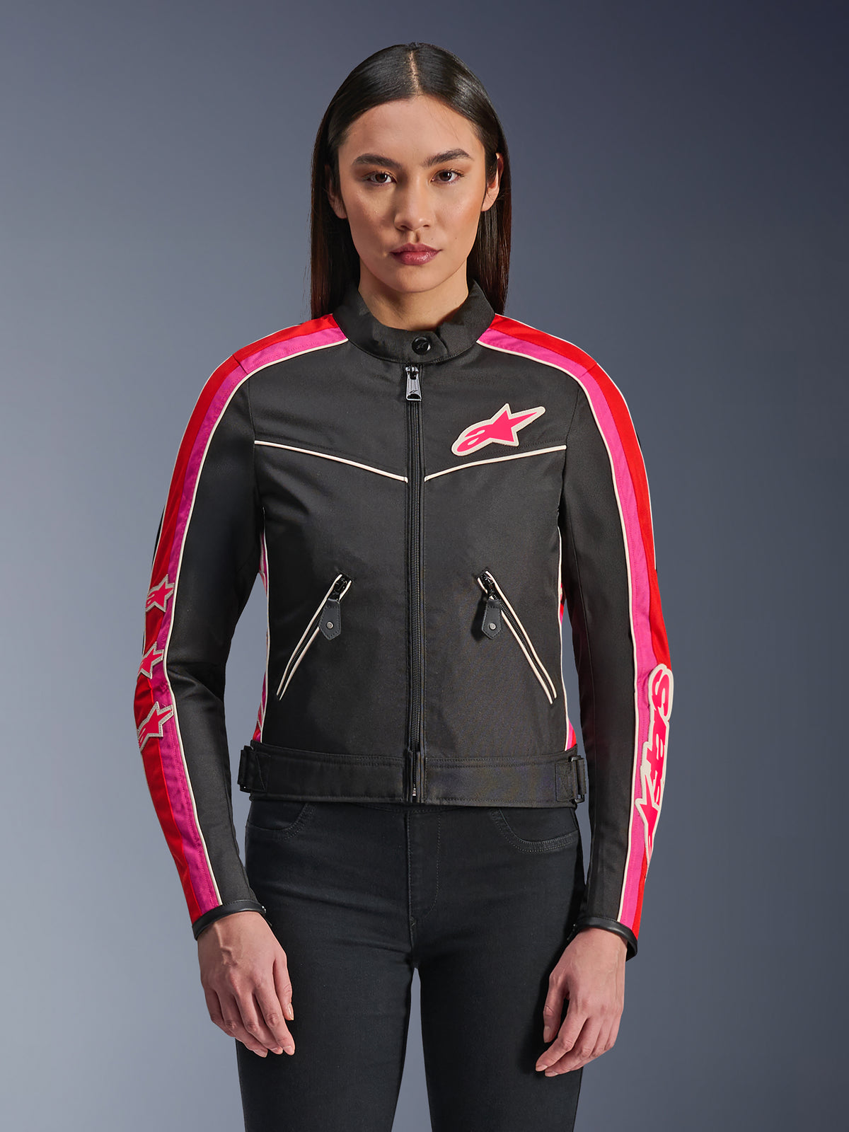 Alpinestars Stella T-Dyno WR-jacka, motorcykeljacka i textil för dam, svart med klarröda och fuchsiafärgade detaljer, fuchsiafärgade ränder och stjärnlogotyper på ärmar och bröst, fickor med dragkedja, vintageinspirerad biker-passform