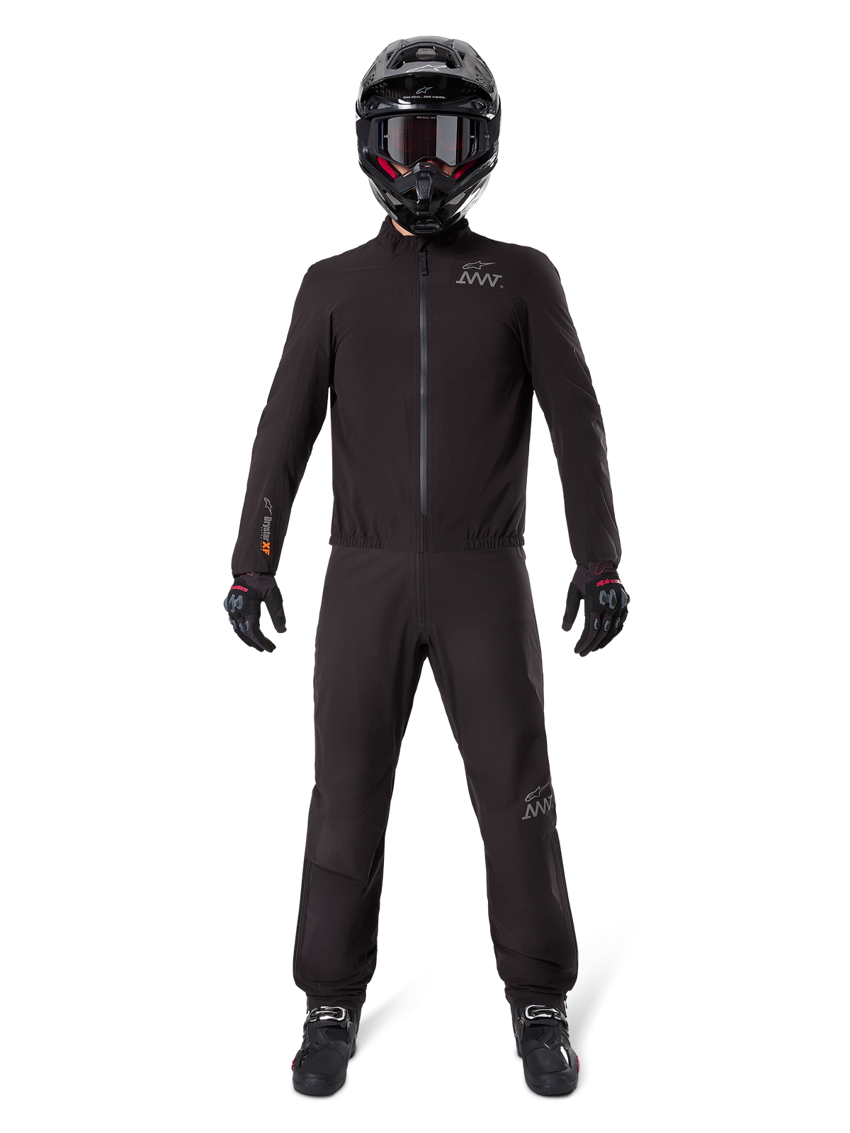 Motorcykelförare iförd Alpinestars AMT-8 Stretch Drystar® XF byxfoder och matchande jacka, helsvart vattentät och vindtät teknisk utrustning, svart hjälm, handskar och stövlar, stilren adventure touring-design.