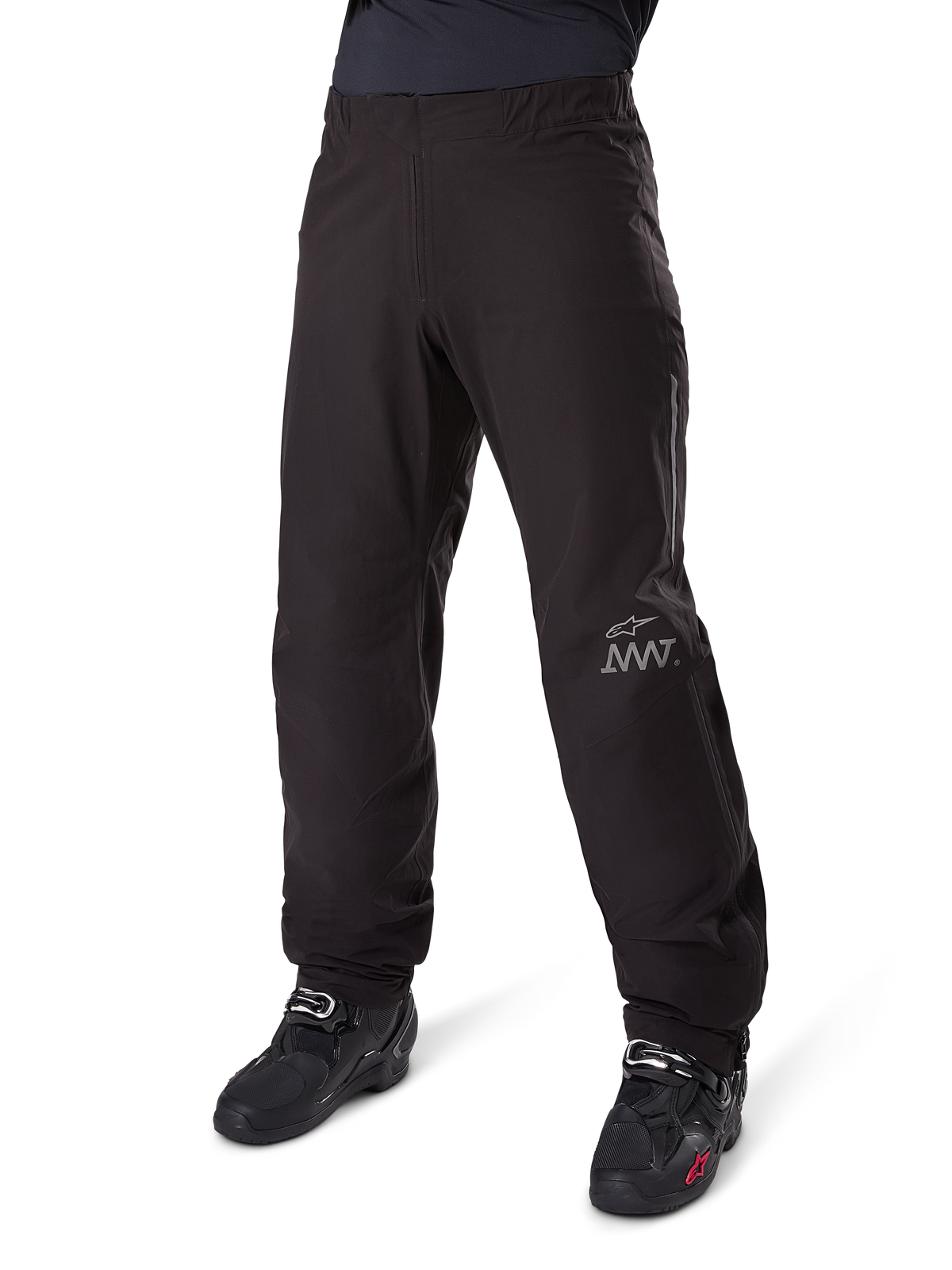 Alpinestars Amt-8 Stretch Drystar® XF byxfoder, svart, vattentät och stretchbar textilkonstruktion med silverfärgad AMT-logotyp, bärs med svarta MC-stövlar, komponent för äventyrs-touring motorcykelutrustning.