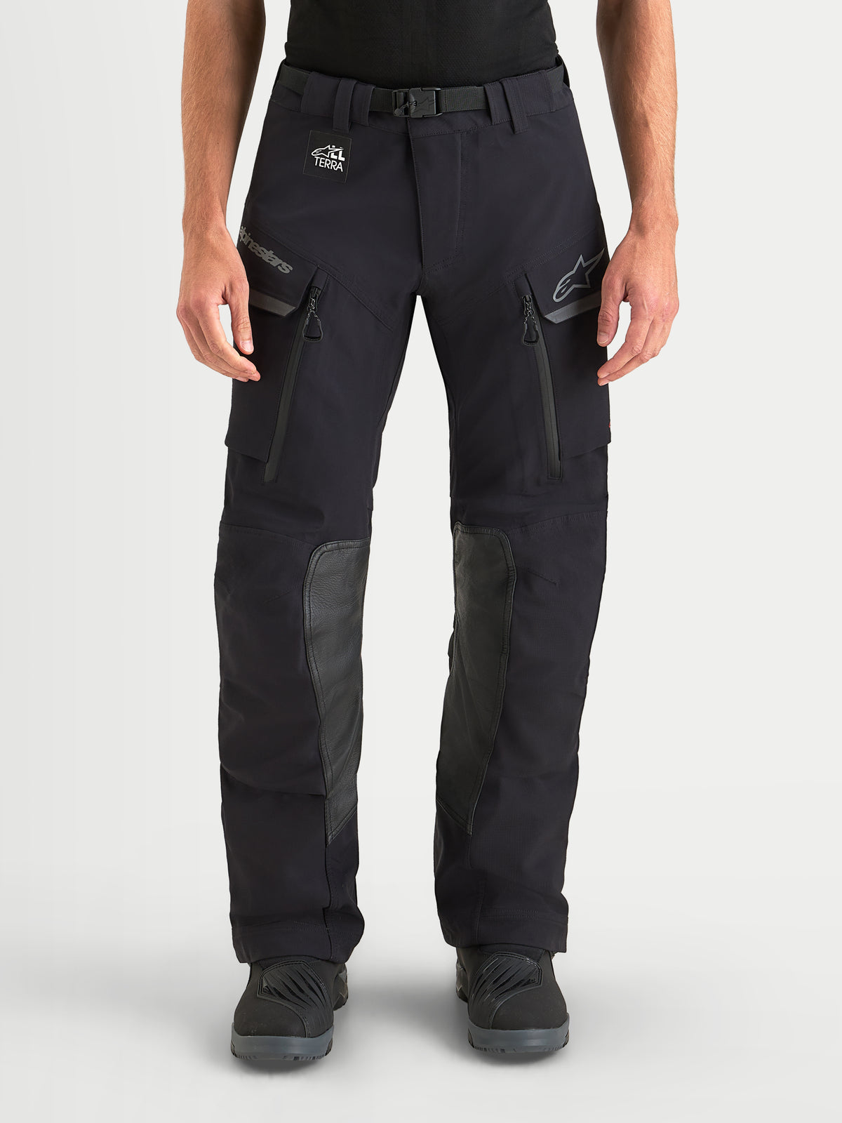 Alpinestars Maxdura Drystar XF Laminated byxor, äventyrsmotorcykelbyxor för herr i svart, med vattentät 3-lagers laminatkonstruktion och lårventilation, bärs av en manlig modell