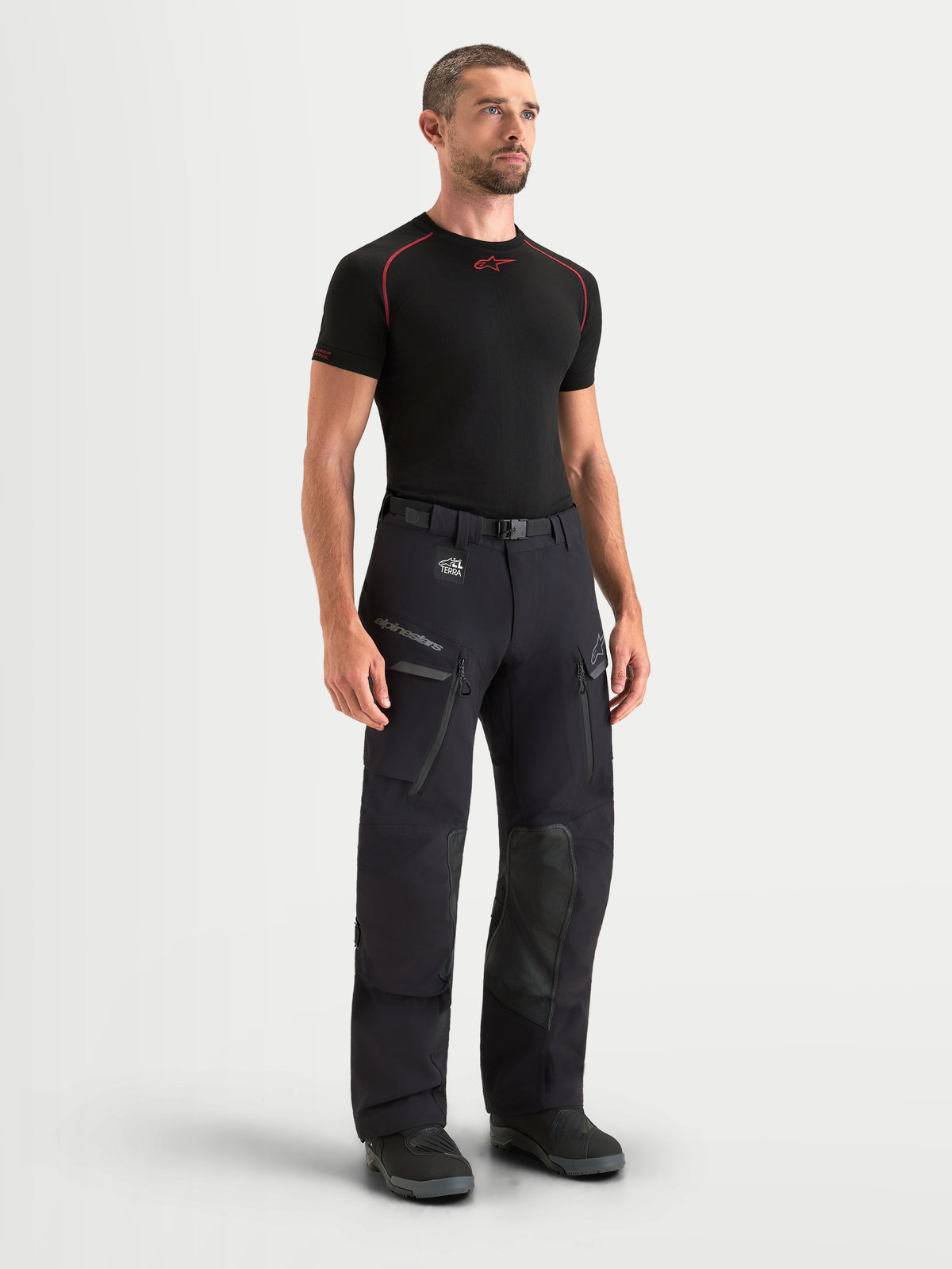 Alpinestars Maxdura Drystar XF lanserade byxor, svarta äventyrsmotorcykelbyxor för herr med vattentät 3-lagers laminatkonstruktion, cargofickor och CE-certifierat skydd som bärs av en modell