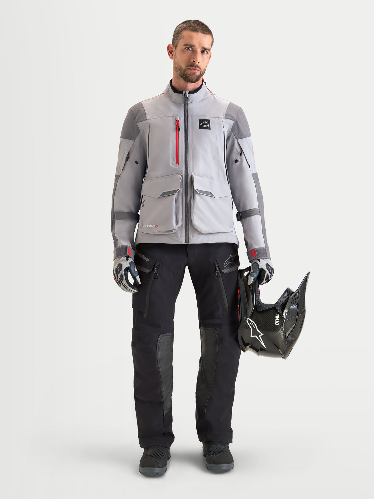 Alpinestars Maxdura Drystar XF Laminated byxor, svarta äventyrsmotorcykelbyxor för herr med 3-lagers laminatkonstruktion och over-the-boot-passform, på modell