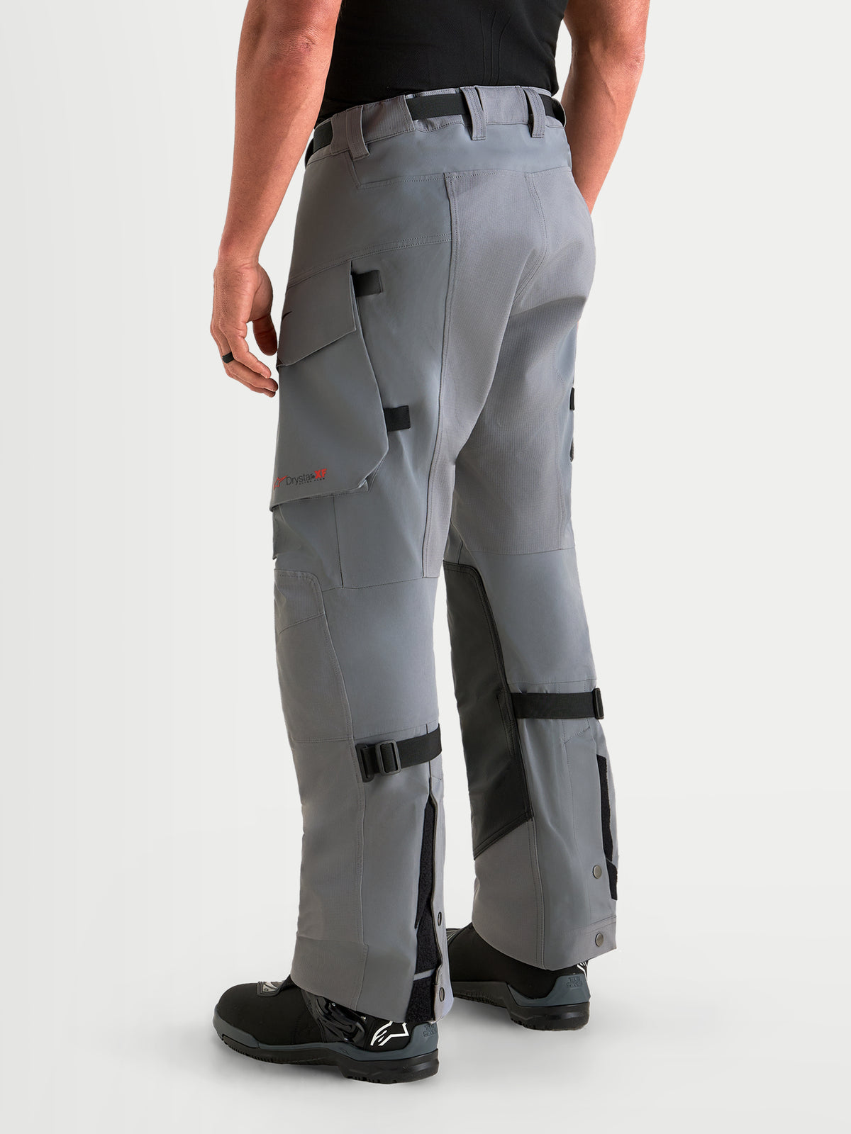 Alpinestars Maxdura Drystar XF Laminated byxor, mörkgrå och svarta äventyrsmotorcykelbyxor för herr med cargofickor och justerbara benlyft, vy bakifrån på modell