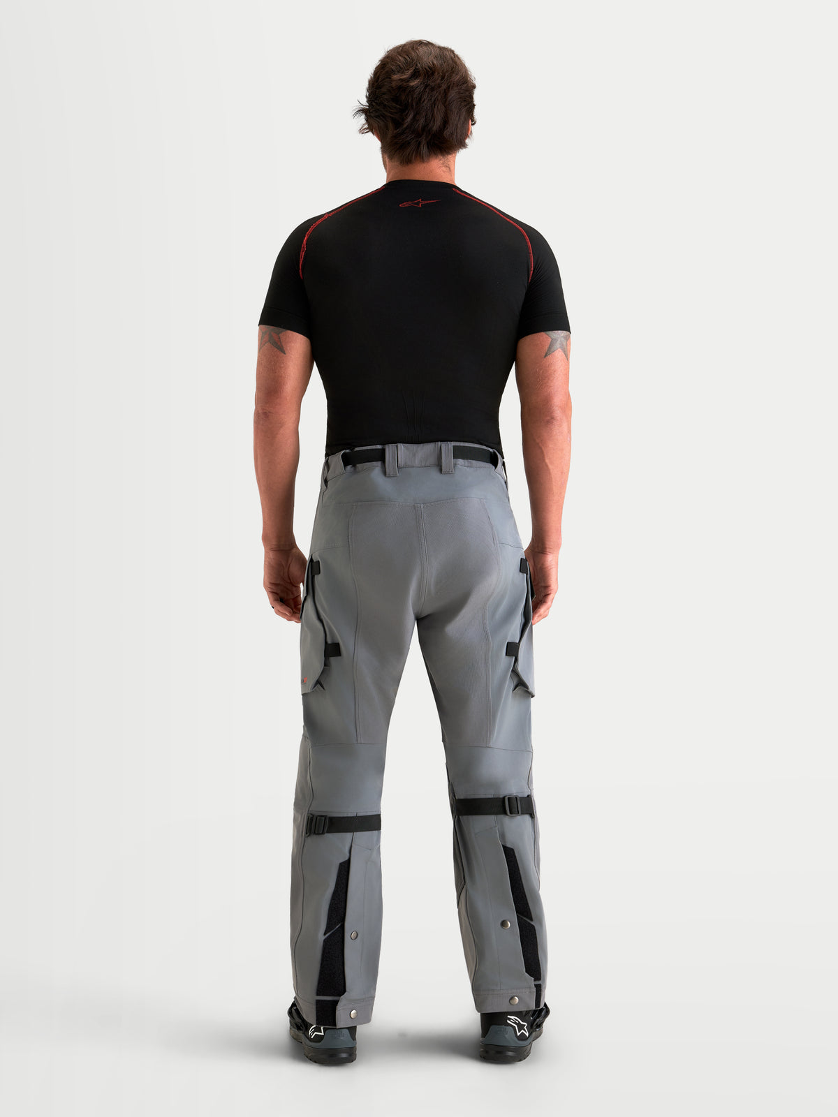 Alpinestars Maxdura Drystar XF Laminated byxor, mörkgrå äventyrsmotorcykelbyxor för herr, vy bakifrån som visar laminerad konstruktion, integrerat midjebälte och justerbara ben