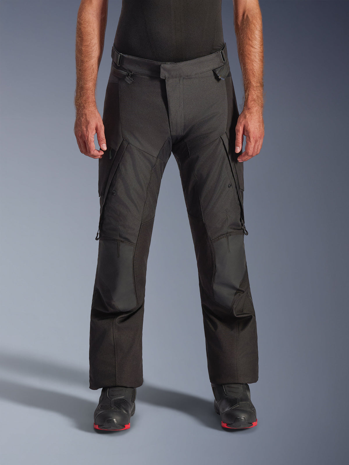 Alpinestars Andes V4 Drystar Pants - Short, svarta motorcykelbyxor för adventure touring, justerbara midjeremmar, förstärkta knäpartier och cargofickor på sidorna, slitstark textilkonstruktion för körning i alla väder