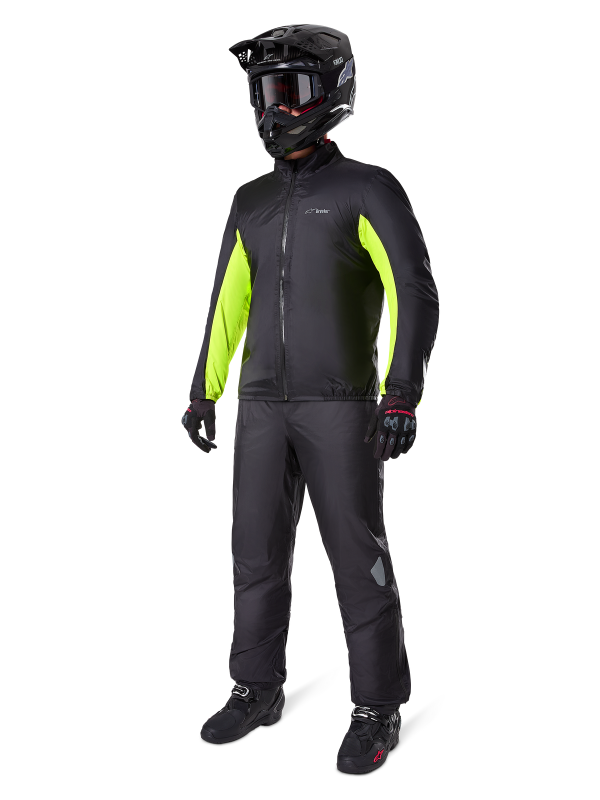 Alpinestars Bogotá Pro Drystar® 3 Seasons-byxor, svarta, förare i komplett adventure touring-utrustning inklusive en svart jacka med neongula detaljer, svart hjälm, handskar och stövlar, med det vattentäta Drystar®-membranet buret utanpå byxorna