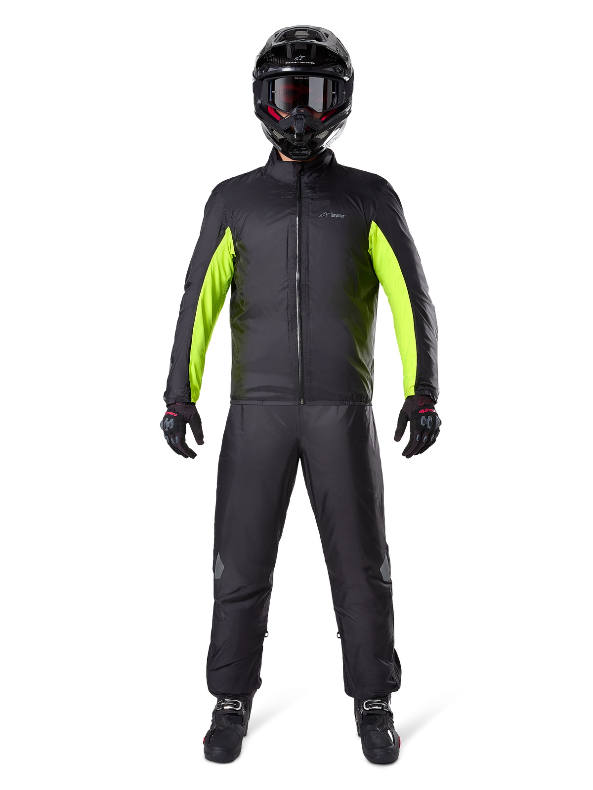 Alpinestars Bogota Pro Drystar 3 Seasons Pants, svarta, bärs av en motorcykelförare i en komplett adventure-outfit inklusive en svart och neongul vattentät jacka, svart hjälm och MC-stövlar, designade för touringprestanda i alla väder.