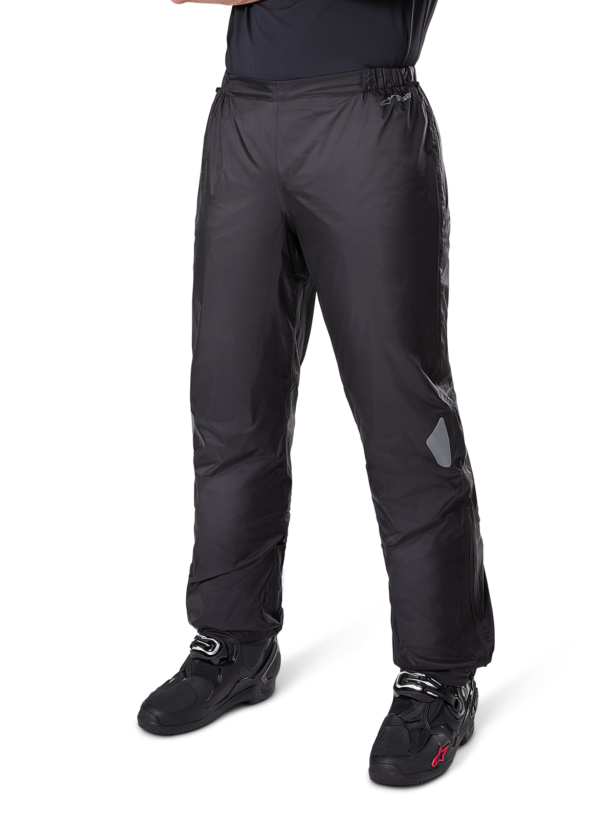 Alpinestars Bogotá Pro Drystar® 3 Seasons-byxor, äventyrs- och touringbyxor för motorcykel, svarta, bärs med svarta mc-stövlar, med reflekterande partier på knäna och Drystar-logotyp, lätt vattentät textilkonstruktion för körning under alla säsonger