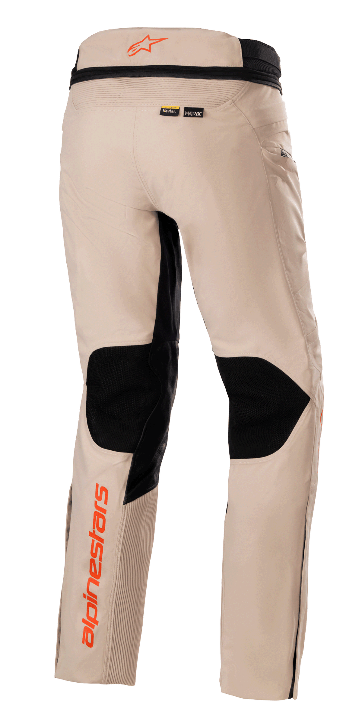 Alpinestars AMT-10R Drystar® XF byxor, adventure touring-byxor, ljusbruna, baksida med stora svarta meshpaneler på baksidan av knäna, orangea Alpinestars-logotyper på midjebandet och nedre delen av benet, samt Kevlar- och MATRYX-materialmärkning.