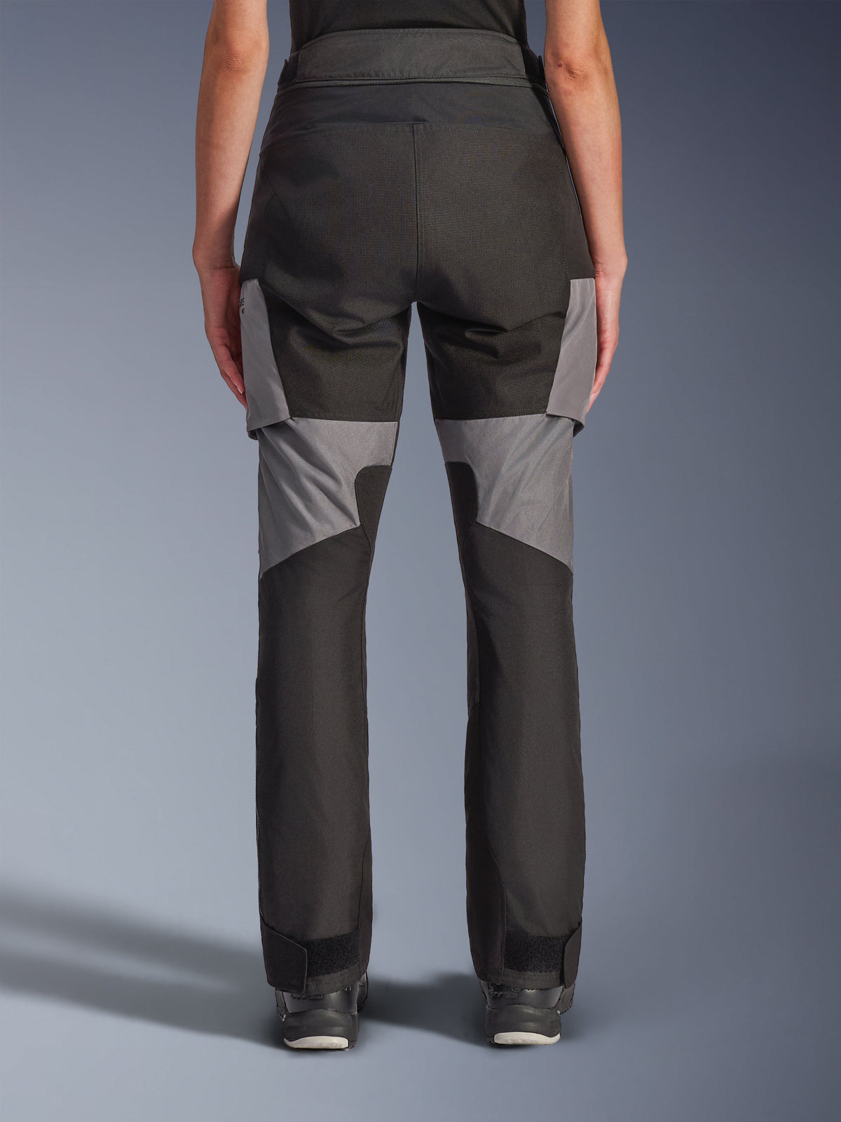 Alpinestars Stella Andes V4 Drystar® byxor, motorcykelbyxor för dam, svart och mörkgrå, vy bakifrån med slitstark textilkonstruktion, grå paneler på lår och underben, designade för äventyrs- och vägkörning