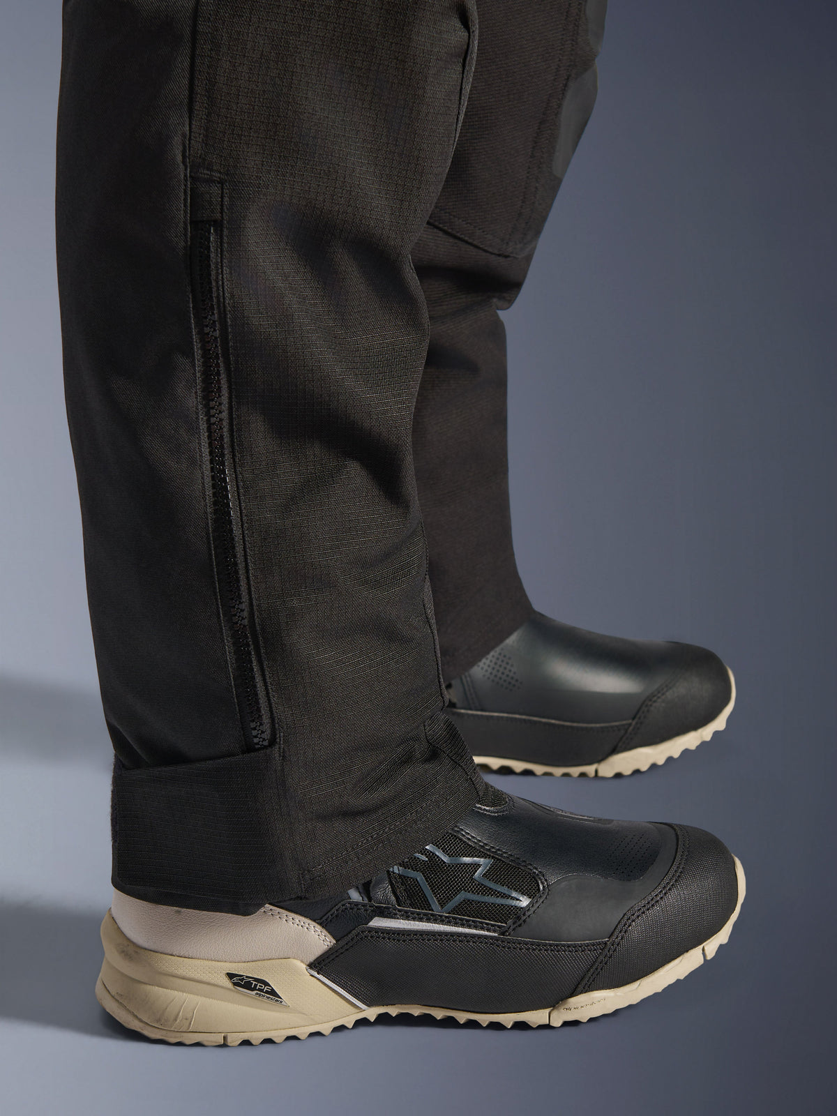 Alpinestars Stella Andes V4 Drystar® byxor, svart detalj på underbenet med vertikal sidodragkedja för stövelpassform, slitstark textilkonstruktion, äventyrsmotorcykelutrustning för damer