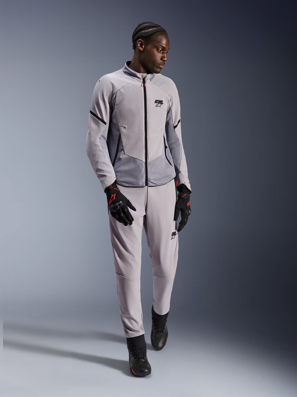 Alpinestars Aeroshell Airflow-jacka, Mid Gray Anthracite, motorcykeljacka i textil med laserperforeringar och meshpaneler, bärs med matchande byxor och svarta körtillbehör, lätt och sportig design för prestanda i varmt väder
