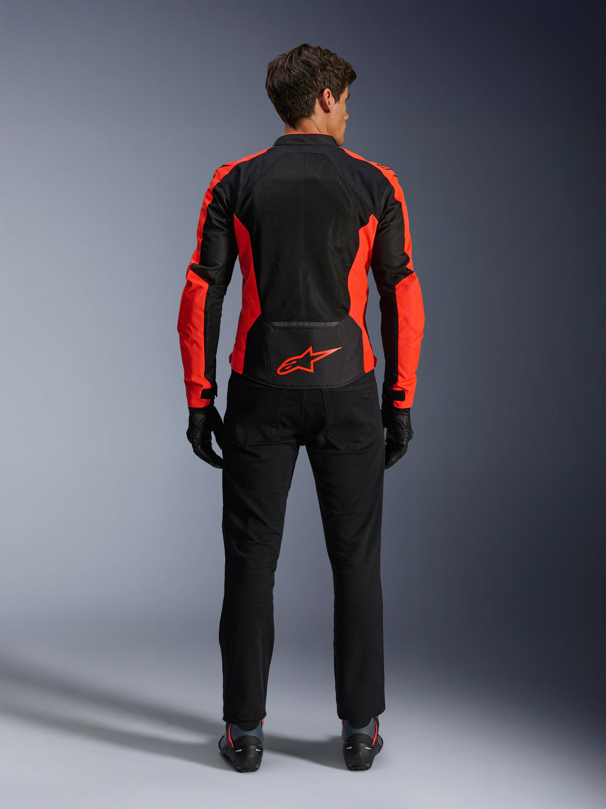 Alpinestars Viper Air V4-jacka, Red Fluo och svart, baksida som visar stora tekniska meshpaneler och klaröda fluorescerande sidoaccenter, röd Alpinestars-logotyp på nedre ryggen, bärs med svarta mc-byxor och handskar.