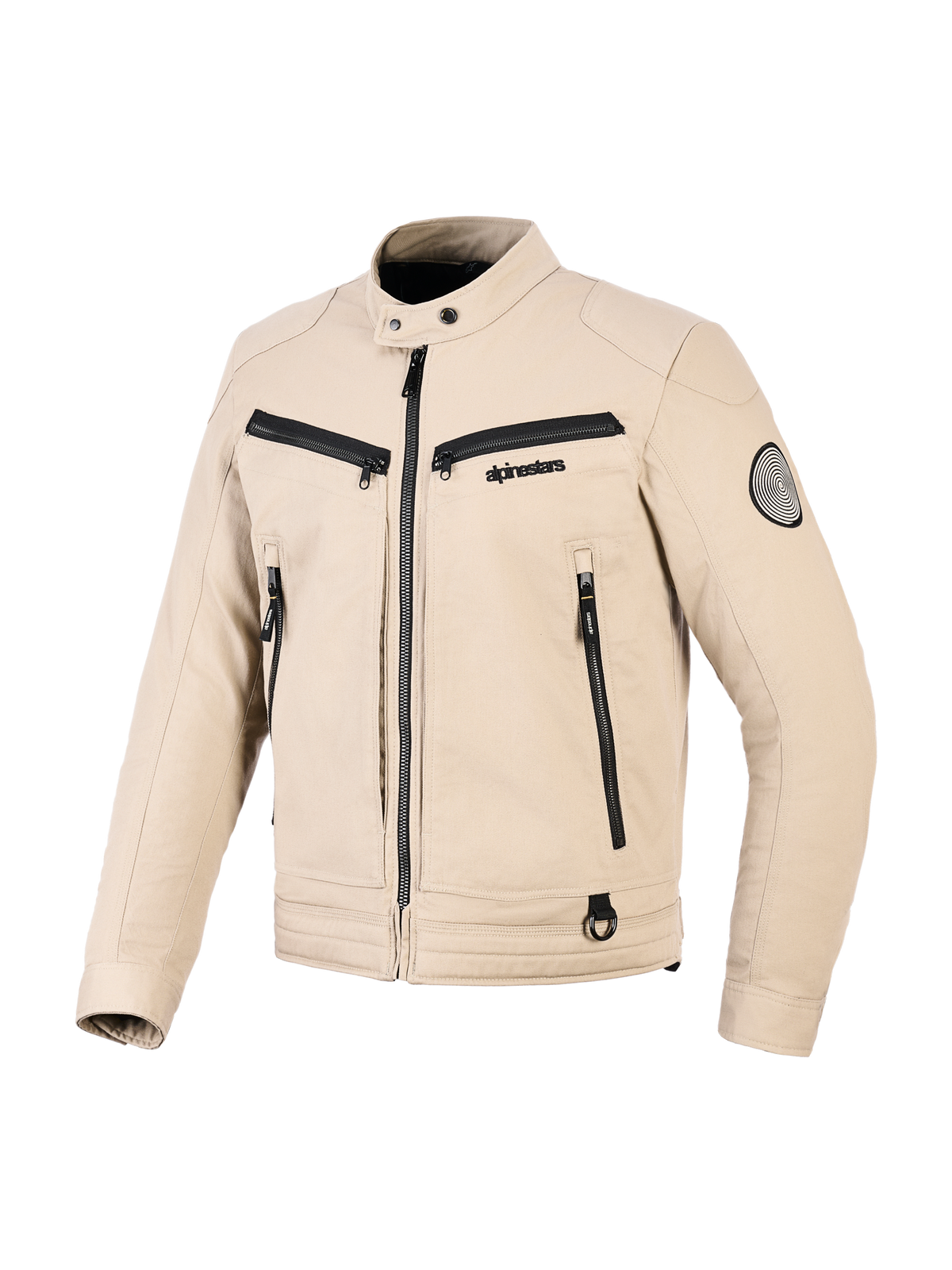 Alpinestars Bruiser Jacket, urban motorcykeljacka, beige, textilkonstruktion med svarta dragkedjedetaljer, krage med tryckknappar, flera funktionella fickor, rund logotyppatch på ärmen, modern arbetsklädesinspirerad design