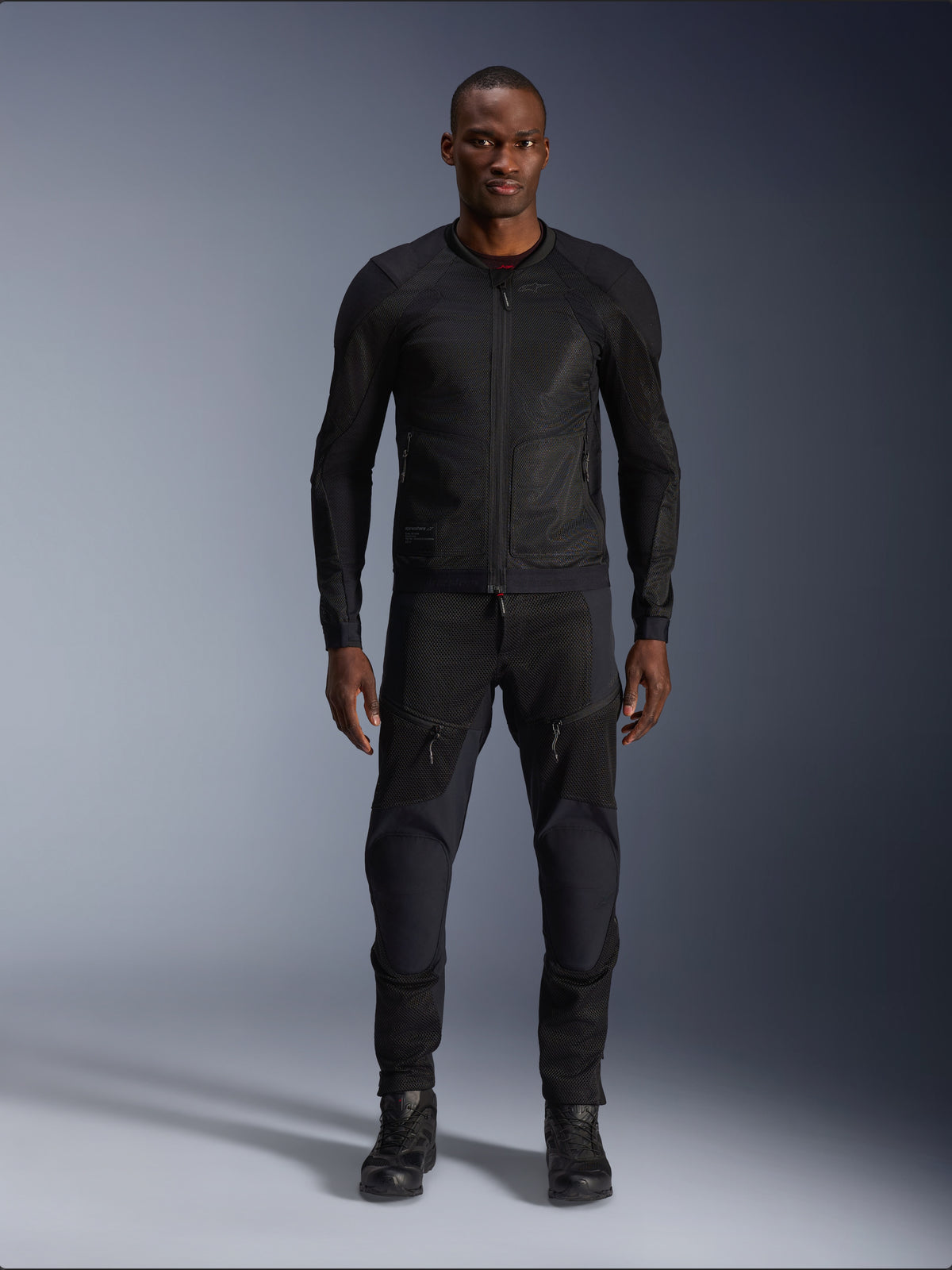 Alpinestars Troop-Air jacka, svart motorcykeljacka i mesh för herr, teknisk 2D-mesh för urban körning, CE-certifierad, bärs av modell med matchande svarta mc-byxor