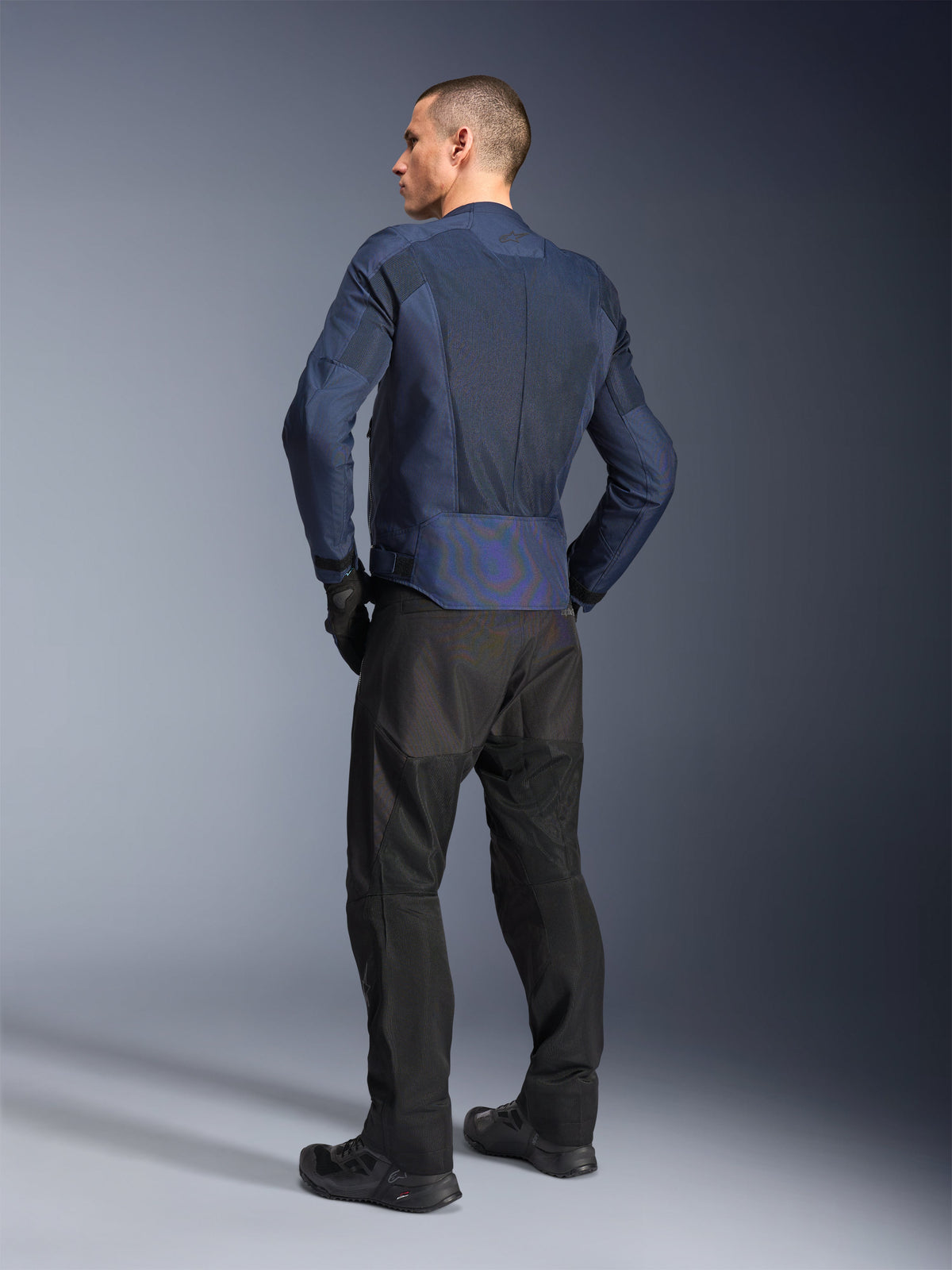 Alpinestars C-1 Air jacka, blå urban motorcykeljacka för herr, sedd bakifrån med meshpaneler och reflekterande detaljer.