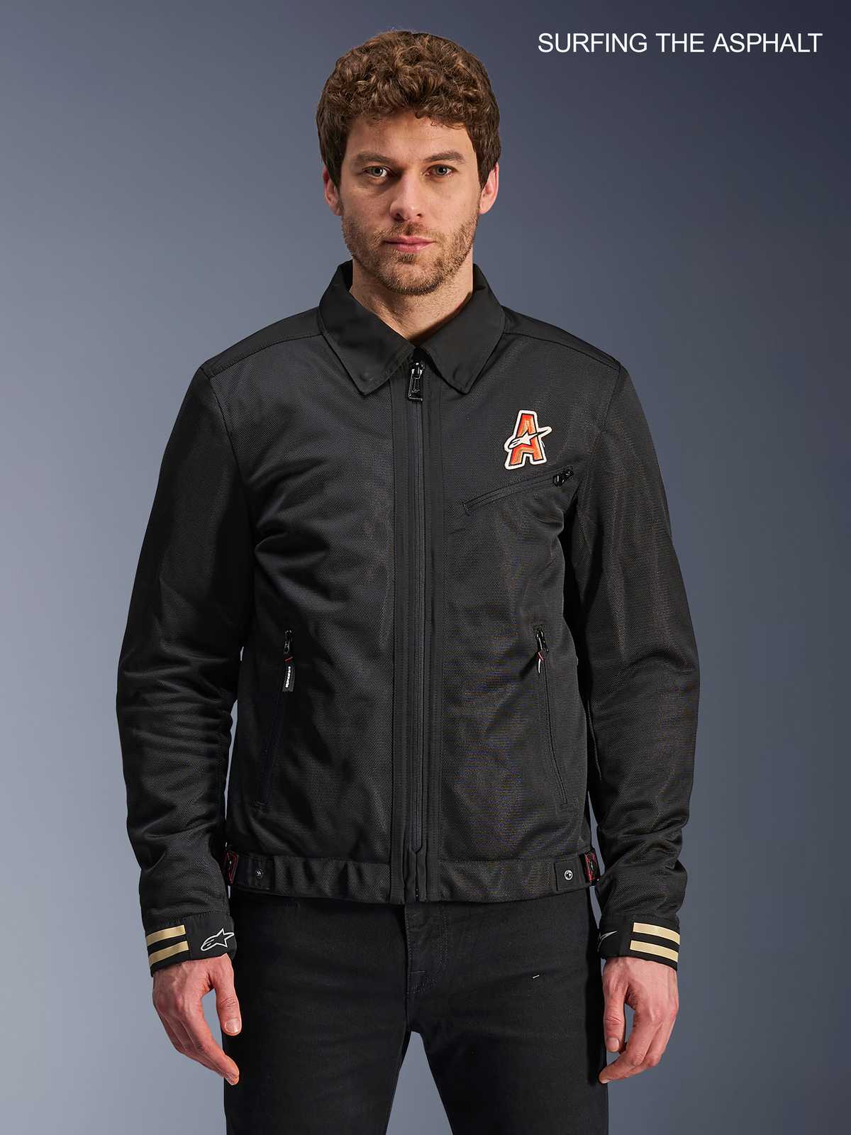 Alpinestars Ignite Air jacka, svart urban motorcykeljacka i textil med klubbinspirerad bröstgrafik och skjortkrage, framifrån buren av en manlig modell